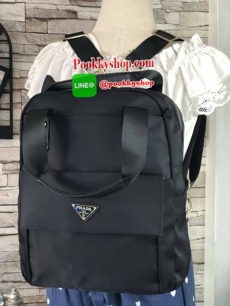 สะพายหลัง PRADA วัสดุไนล่อนหนาอย่างดีกันน้ำ ขนาดกระทัดรัด พกพาง่าย น้ำหนักเบา กระเป๋าแบ่งเป็น 2 ช่องใหญ่ ช่องซิปหลักด้านในโล่งกว้าง มีช่องใส่ Ipad แบ่งสัดส่วน พรีเมียมกิฟแท้จากเคาน์เตอร์แบรนด์ นำไปใช้ต่างประเทศได้ค่ะ ด้านหน้ามีช่องย่อยใส่ของจุกจิก2 ช่อง ด