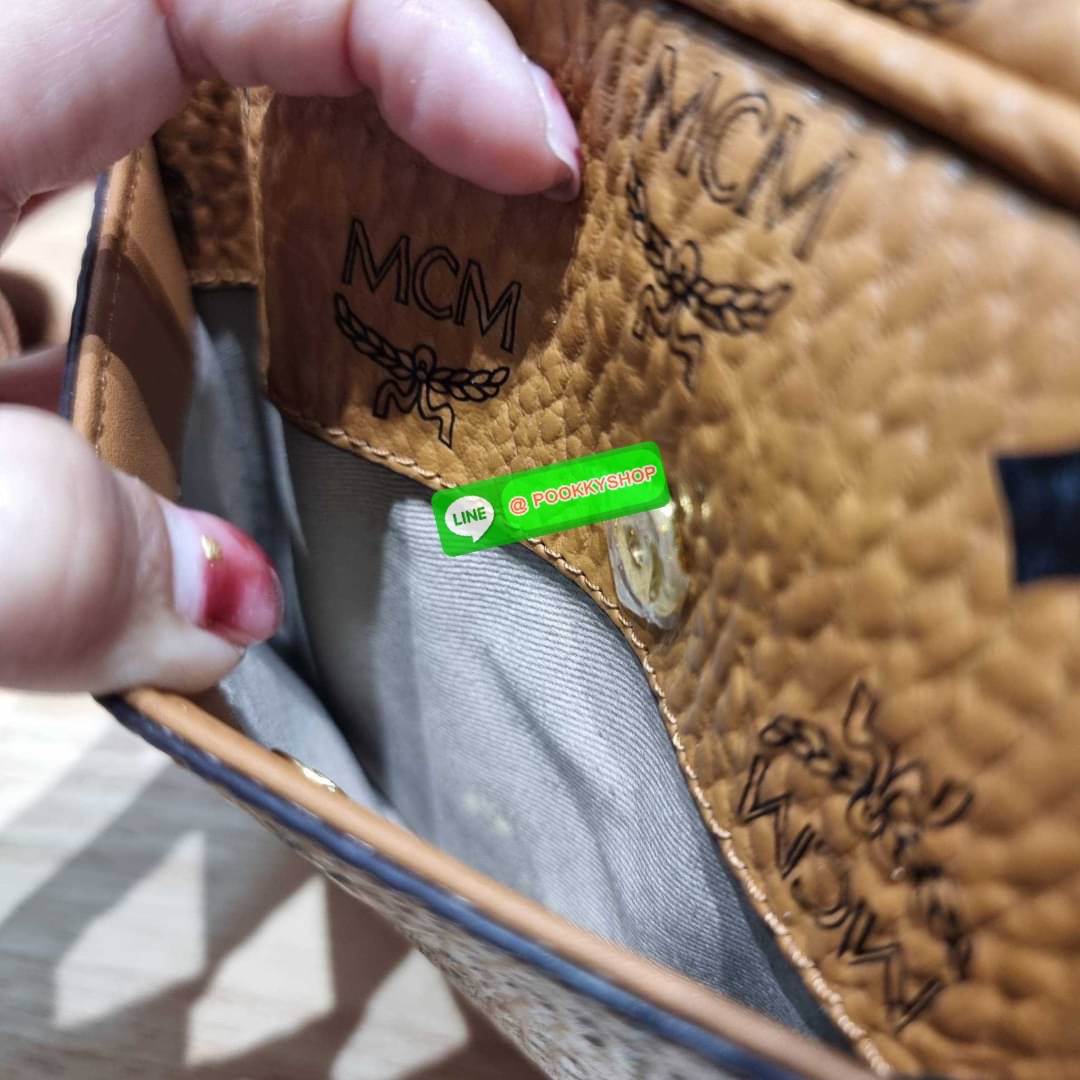 MCM KLASSIK CROSSBODY IN GEO LAUREL คอลเลคชั่นใหม่ที่เพิ่มความสไตลิชให้กับกระเป๋า ด้วยโลโก้จีโอลอเรล โดดเด่นสวยคม กระเป๋าสะพายข้างทรงคลาสสิค ขายดี วัสดุหนังแคนวาสคุณภาพ มีช่องหลัก 2 ช่อง เปิด-ปิดด้วยซิป ด้านหลังมีช่องย่อยอีกหนึ่ง ภายในโล่งกว้าง ใส่กระเป๋า