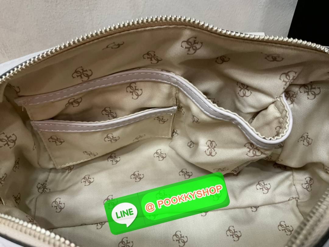 Guess Handbag with Small Shoulder Strap Tyren SG796605 New collection!! Guess ทรงหมอน ขนาดเล็ก ลายซิกเนเจอร์แบรนด์ ทรงหมอนยอดฮิต มีให้เลือก 5 สี สีสวยคลาสสิก เข้ากับง่ายกับทุกชุด ปิด/เปิด ด้วยซิป ภายในโล่งกว้าง แยกเป็นสัดส่วนใช้งาน ซับในตราแบรนด์