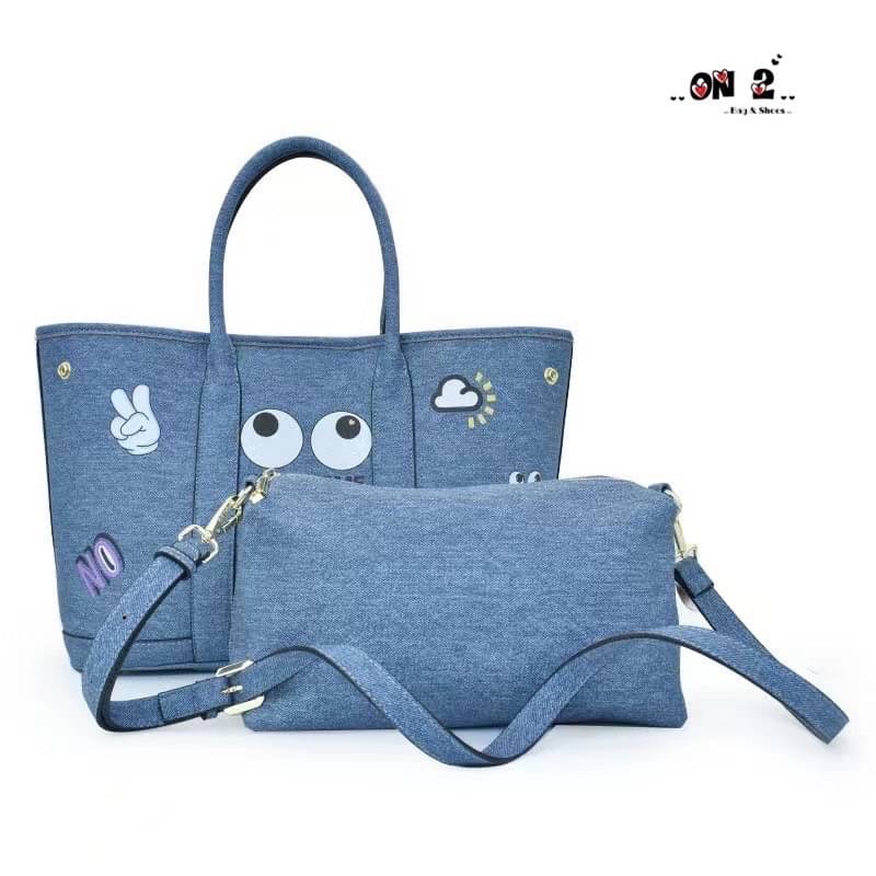 SF2332 กระเป๋าชอปปิ้ง แม่-ลูก ทำได้2ทรง งานแบรนด์แท้ 💯(%) วัสดุตัวกระเป๋าทำจากหนังผสมอย่างดี ทำเหมือนผ้ายีนส์ ทรงนี้โดนใจสุดๆ มาพร้อมกระเป๋าลูก1 ใบ ขอบอกน่ารักมากๆ กระเป๋าลูกแยกใช้สายยาวสะพายข้างได้