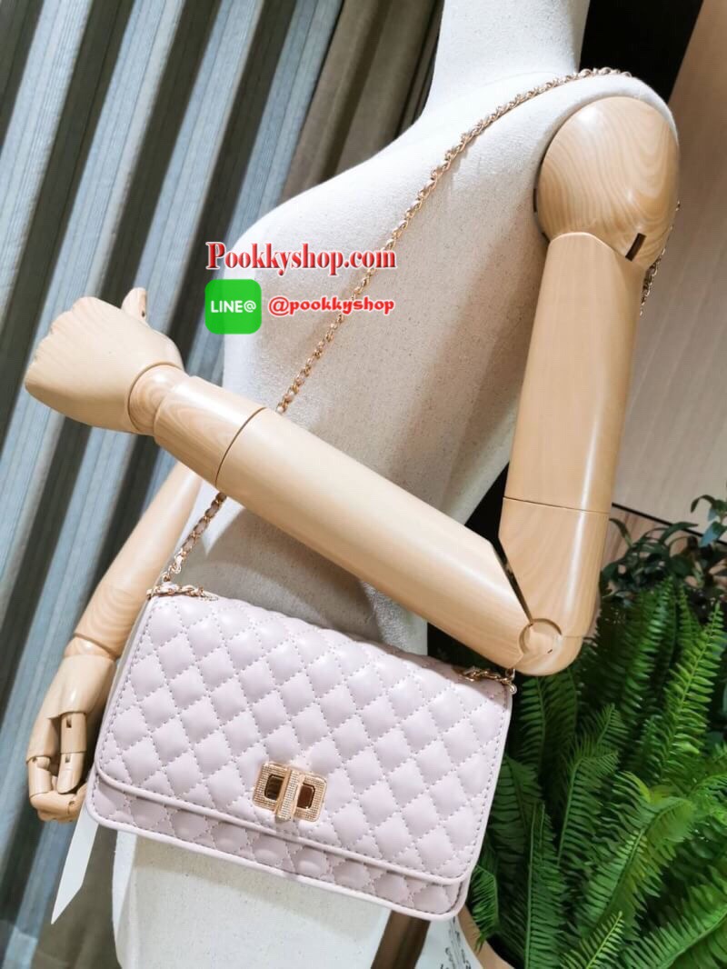 พร้อมส่ง! BEST SELLER! CHARLES & KIETH MINI CLUTCH BAG กระเป๋าสะพายทรงคลัชรุ่นยอดนิยมดีไซน์คลาสสิควัสดุหนังนิ่มลายตารางสวยอยู่ทรงขนาดมินิสไตล์ Chanel เปิดปิดด้วยตัวล๊อคแบบบิดอะไหล่ทอง ด้านหลังประดับโลโก้แบรนด์สวยดูดี มาพร้อมสายสะพายโซ่ร้อยหนัง Crossbody ไ