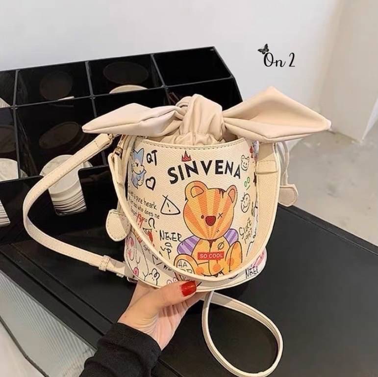 กระเป๋าสะพายทรงถัง หนังพิมพ์ลาย เปิดปิดแบบหูรูด อะไหล่ทอง มาพร้อมสายสะพายยาวครอสบอดี้ งานน่ารักมากค่ะ