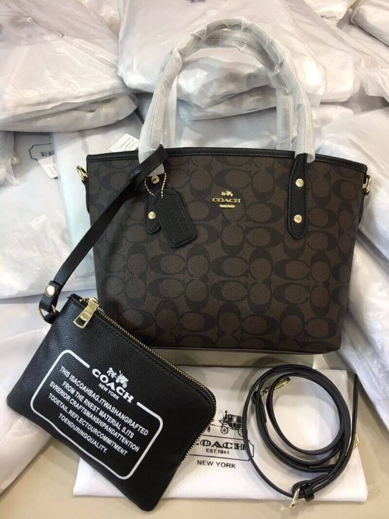 (hot)🔥🔥 Coach ทรงช้อปปิ้ง เกรดท็อปมิลเลอร์ กระเป๋าถือ สะพายข้าง งานวัสดุเกรดมิลเลอร์ทั้งใบ งานปั้ม เป๊ะทุกจุด ติดโลโก้ Coach ถุงผ้าปั้มเเบร์น coach มีใบเล็ก มีสายยาวปรับได้ ขนาดสวย รุ่นนี้ขายไวมากจ้า