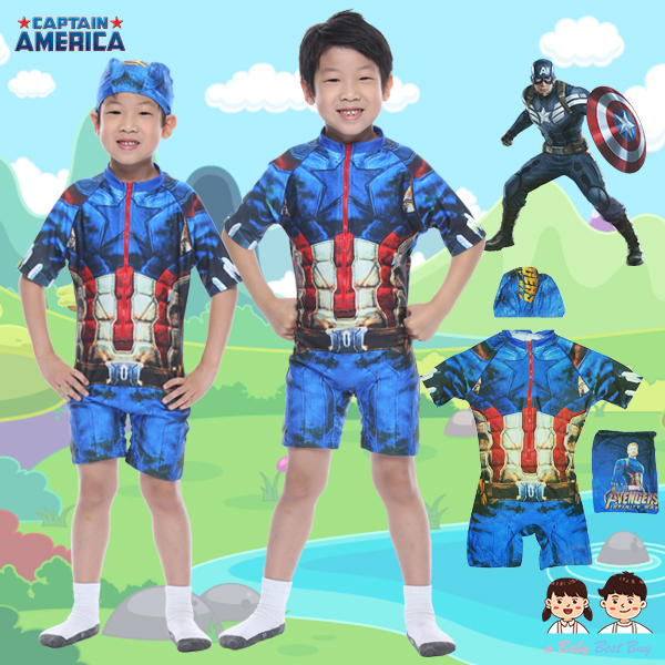 "( For Kids ) Swimsuit for Boys ชุดว่ายน้ำเด็ก Captain America เด็กผู้ชาย ชุดบอดี้สูท เสื้อแขนสั้น กางเกงขาสั้น ซิบหน้า สีน้ำเงิน สกรีนลายชุด Captain America เสมือนจริง มาพร้อมหมวกว่ายน้ำและถุงผ้า สุดเท่ห์ ใส่สบาย