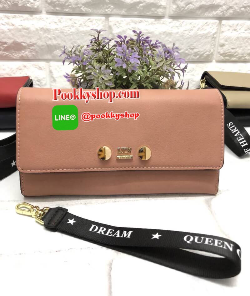 New arrival. LYN MOONLIGHT LONG WALLET พร้อมส่งรุ่นใหม่ล่าสุดค่ะ!!!! กระเป๋าสตางค์ใบยาว หนังเรียบ ดีไซด์หรู ด้านหน้าติดอะไหล่กระดุมเพิ่มความเก๋มาให้ค่ะ เปิดปิดกระเป๋าแบบกระดุม ภายในมี3ช่อง มีช่องซิปใส่เหรียญ ช่องเสียบบัตร ช่องใหญ่สามารถใส่ธนบัตรแบงค์พันได
