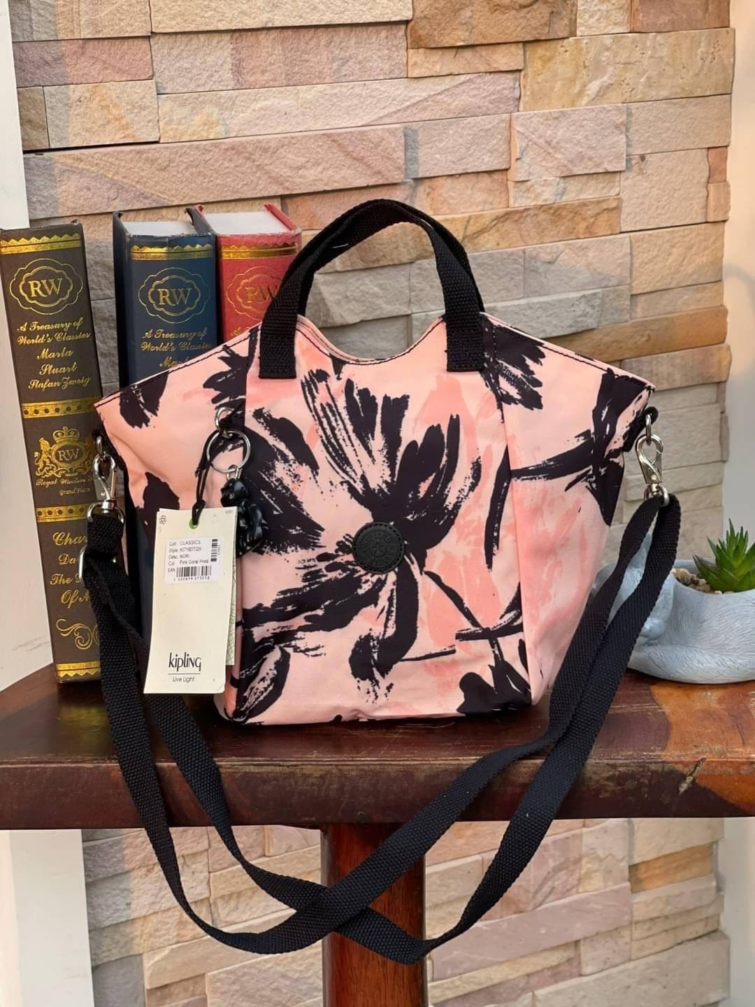 💕 Kipling Nori Small Cross-Body Bag อีกหนึ่งคอลเลคชั่นที่น่าสนใจ ขนาดกำลังพอดี น้ำหนักเบา เปิดปิดด้วยซิปเดียว ภายในใส่มินิไอแพค กระเป๋าสตางค์ หรือของใช้จุกจิกได้เยอะเพิ่มสายสะพายปรับสั้นยาวและถอดออกได้ ประดับด้วยพวงกุญแจลิงเป็นสัญลักษณ์ น่ารักใสๆอ