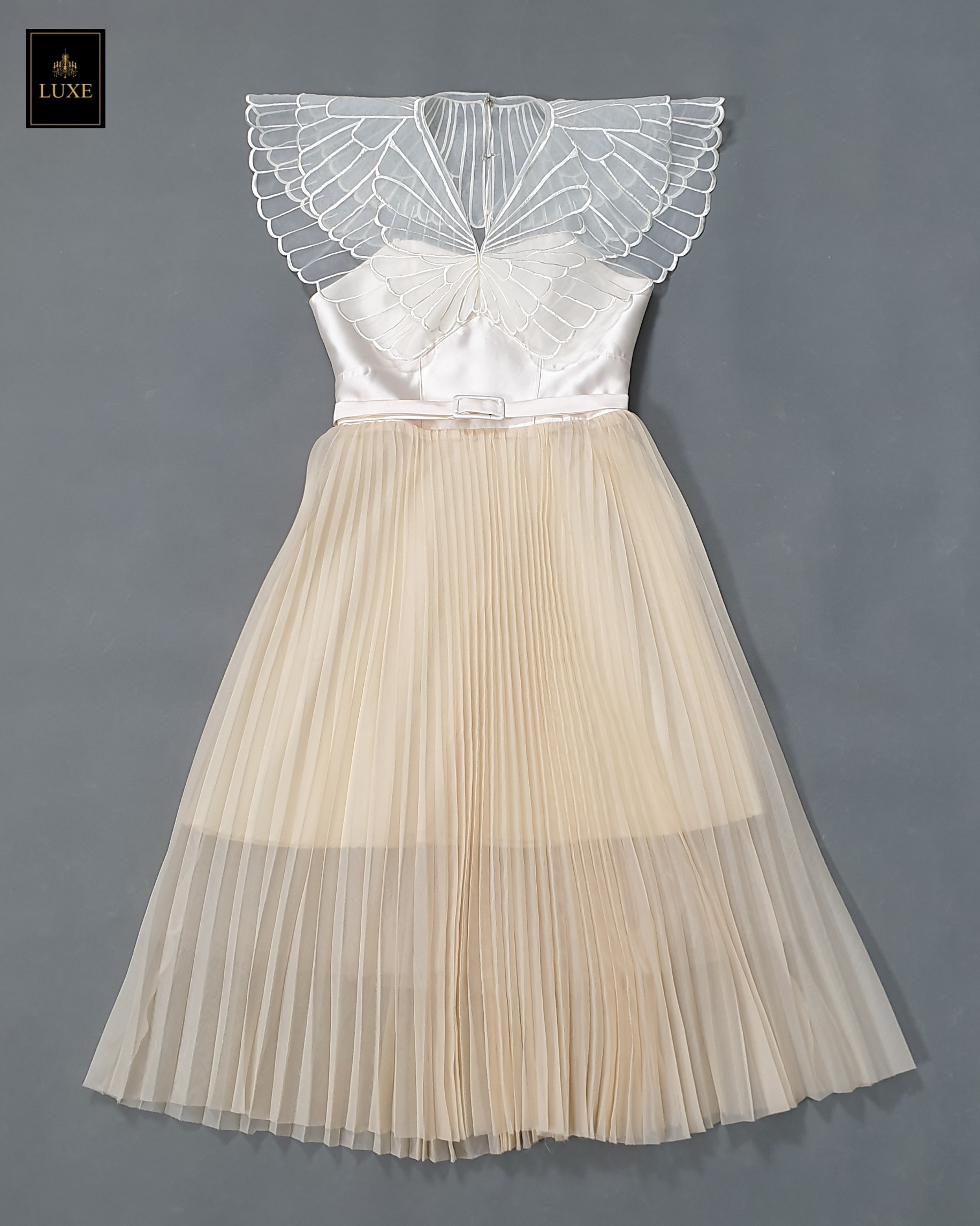 เดรสแฟชั่น เดรสเสื้อคอวีผ้าดัตเชสทวิล ปักลายผีเสื้อสีขาว กระโปรงผ้าออแกนดี้อัดพลีท