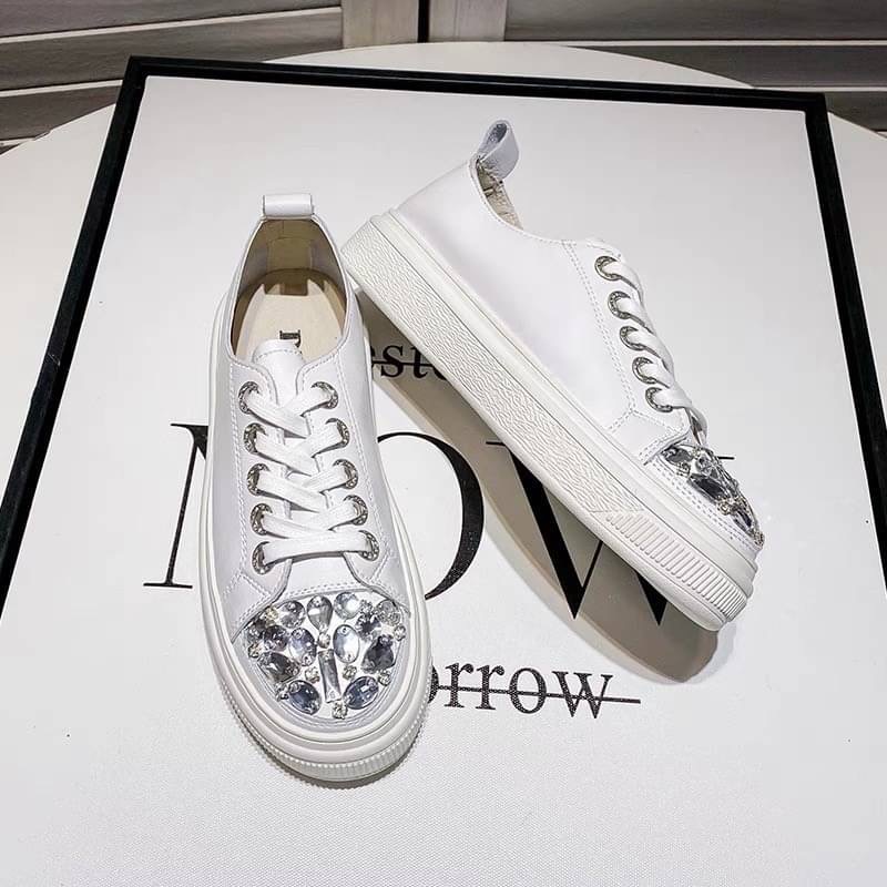 𝙉𝙀𝙒 𝙉𝙀𝙒 ‼️ ____________________$ รองเท้าผ้าใบสไตล์เกาหลีสีขาวความเก๋ของรุ่นนี้ตรงด้านหน้าติดเพชรระยิบระยับที่สุดเล่นไฟมาก รุ่นนี้ใส่แมทช์กับชุดไหนก็เริ่ดรองเท้านิ่มใส่สบายผ้าใบที่ไม่ธรรมดา สาวๆจะพลาดไม่ได้น๊