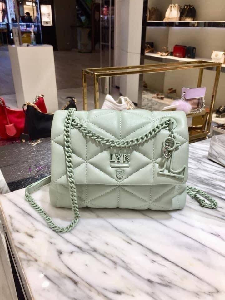 แท้ 💋 Outlet New! LYN TRINITY HANDBAG กระเป๋าสะพายข้าง/ครอสบอดี้ใบสวย วัสดุหนังเดินด้ายลายสามเหลี่ยมทั้งใบ พร้อมพวงกุญแจ(ถอดได้) เปิดปิดแบบกระดุมแม่เหล็ก ด้านในมีช่องซิปเล็ก 1 ช่อง รุ่นนี้สามารถใส่ iPhone plus และกระเป๋าเงินใบกลางได้ค่า สายยาวเป็น