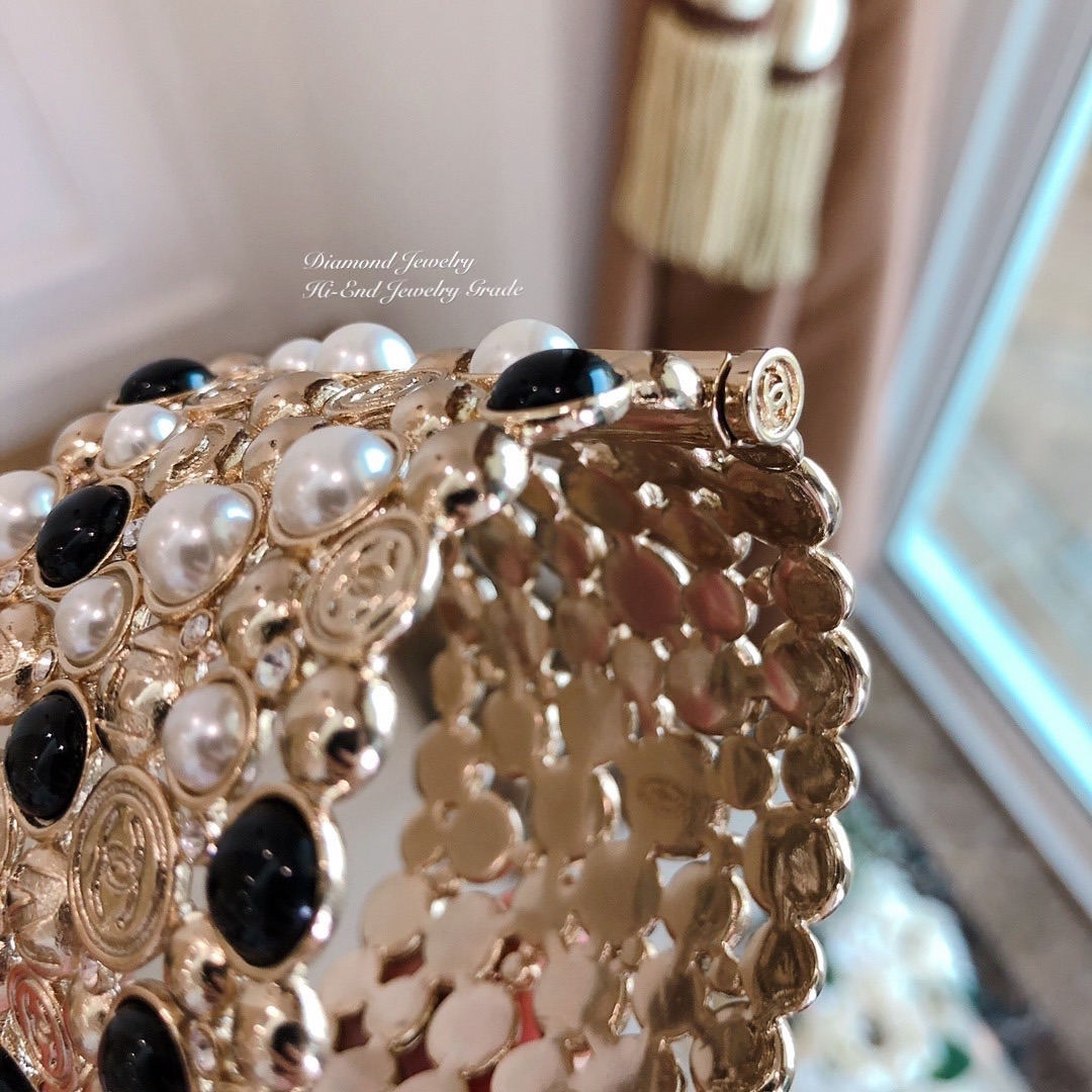 Super Hi-End Quality !!! ((งาน 1:1 เกรดดีที่สุดในท้องตลาด)) Chanel Cuff คอล 2019 ใหม่ล่าสุด จัดให้ตามคำขอจ้า พร้อมส่งเลยจ้า chanel cuff ตัวกำไลอะไหล่ stainless สีทองเฉดอ่อนเกรดคุณภาพ top premium ตัวกำไลมีน้ำหนักน้า ไม่เบาก๊องแก๊งเหมือนงานถูกๆ ค่ะ อะไหล่ทอ