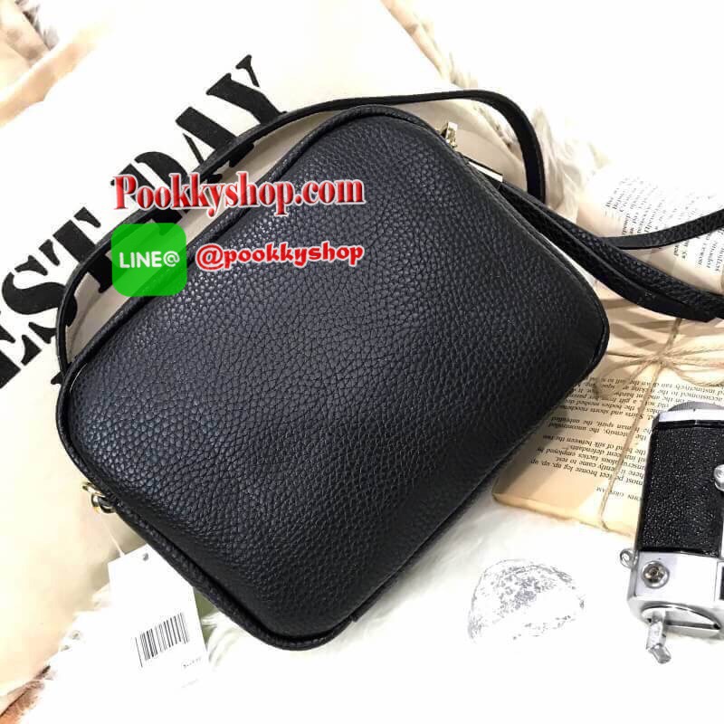 ReStock! รุ่นยอดนิยม Kate Spade NewYork Mini Leather Shoulder Bag กระเป๋าสะพายขนาดมินิหนังสวยหรูอยู่ทรงด้านหน้าประดับโลโก้สีทอง มาพร้อมหัวซิปพู่หนัง และสายสะพายยาวปรับระดับได้ ภายในมีโลโก้ ช่องซิปและช่องเล็ก ซับในสกรีนลายตามแบบฉบับของแบรนด์ ใส่กระเป๋าสตาง