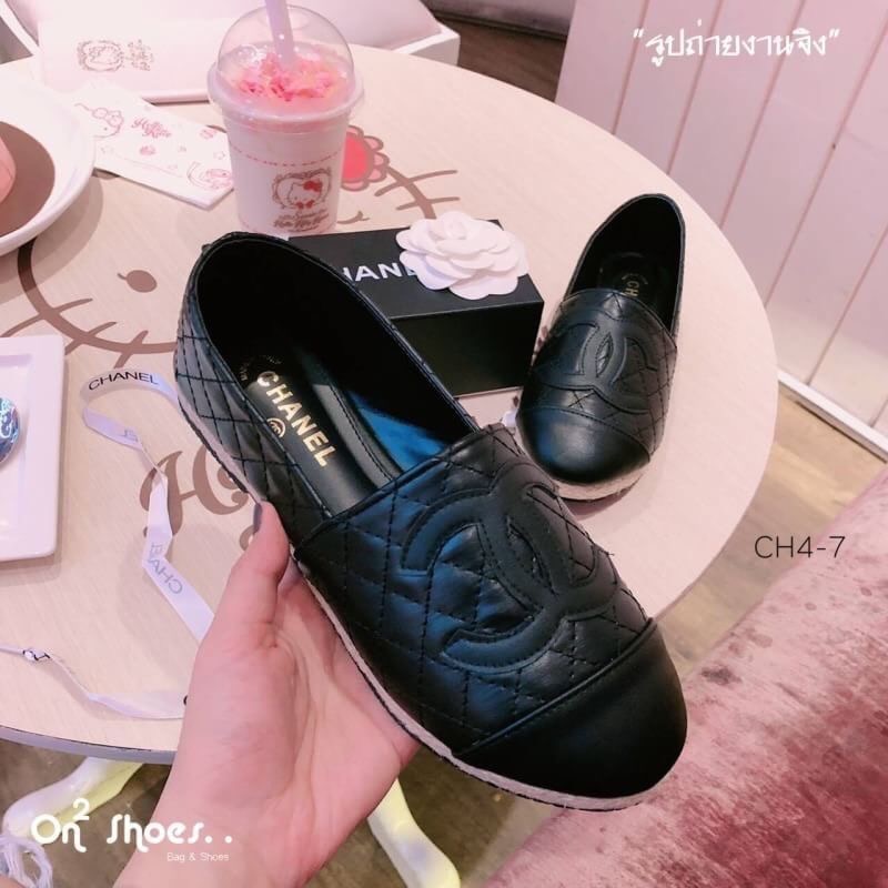 chanel loafer ® ทรงฮิตขายดีตลอดกาลพื้นปั้มแบรนด์ หน้าติดโลโก้แบรนด์ ชาเนล ทรงสวยกว่ารอบไหนๆ ลองใส่แล้วเลิฟมากคะ หากคุณกำลังมองหารองเท้าที่ใส่ได้ทุกโอกาส ทั้งงานราษฎร์ งานหลวงแนะนำคู่นี้เลยจ้า มา 3 สีนะคะ **รูปสินค้าถ่ายจากงานจริง
