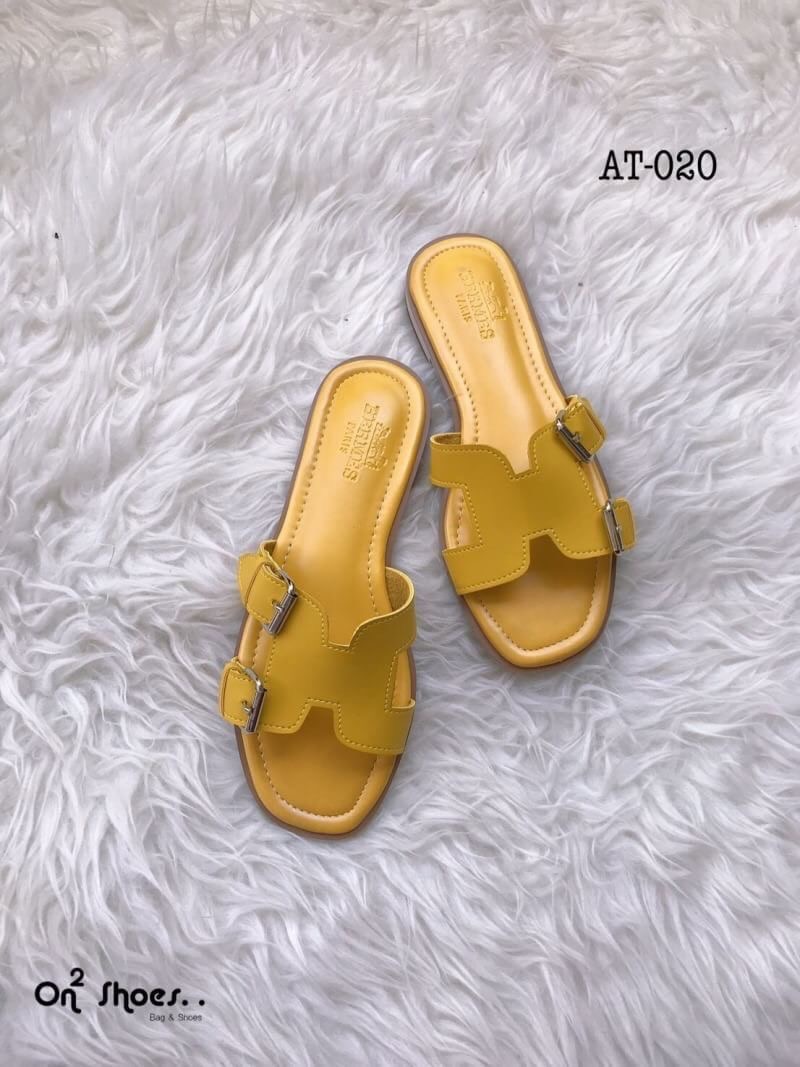 Hermès sandal เข้าแล้วค่ะ..แตะ Hermès รอบนี้หนังดีเวอร์ พื้นปั้มแบรนด์ปั้มนูนชัดแจ๋ว พื้นนิ่มใส่สบาย สวยเบอร์แรงรอบนี้ห้ามพลาดเลยจ้า **รูปสินค้าถ่ายจากงานจริง