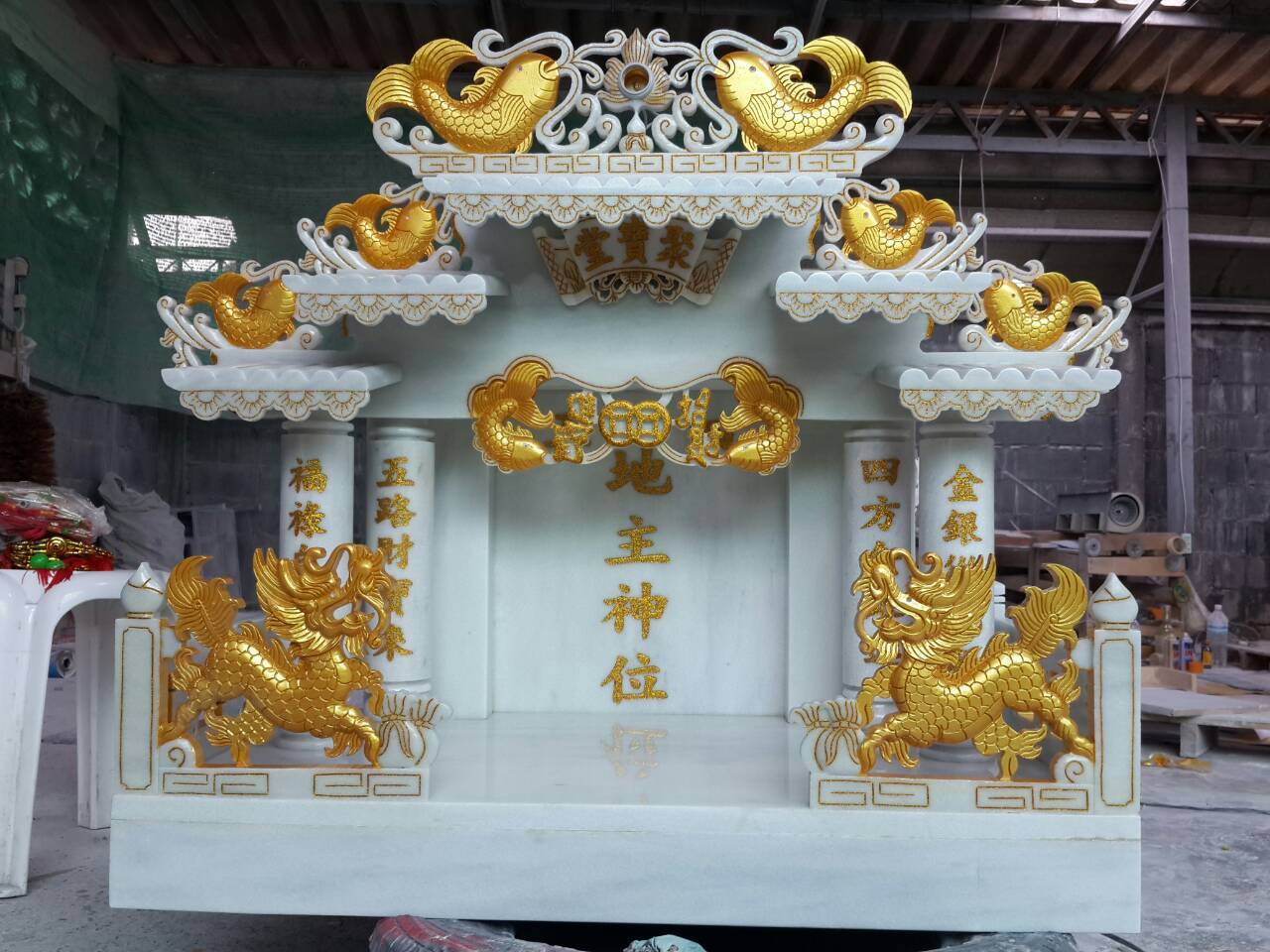 ศาลเจ้าที่หินอ่อน (ตี่จู้หินอ่อน ตี่จู้เอี๊ยะ) มีปลาอย่างเดียว ที่ขนาด 35 นิ้ว ขาวพ่นทอง (สั่งทำพิเศษ)