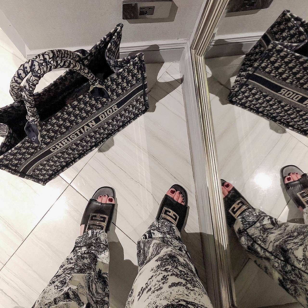 พร้อมส่ง ฮอตๆๆๆ เลยคะ ตัวนี้ เพิ่งมาคะ แตะ givenchy ตัวใหม่ล่าสุด รองเท้าแตะหน้าสวม หนังนิ่ม ทรงสวยมาก เก็บหน้าเท้าได้ดี สาวหน้าเท้ากว้างใส่ได้จ้า *งานปั้มแบรนด์ กล่องเรียบน๊า