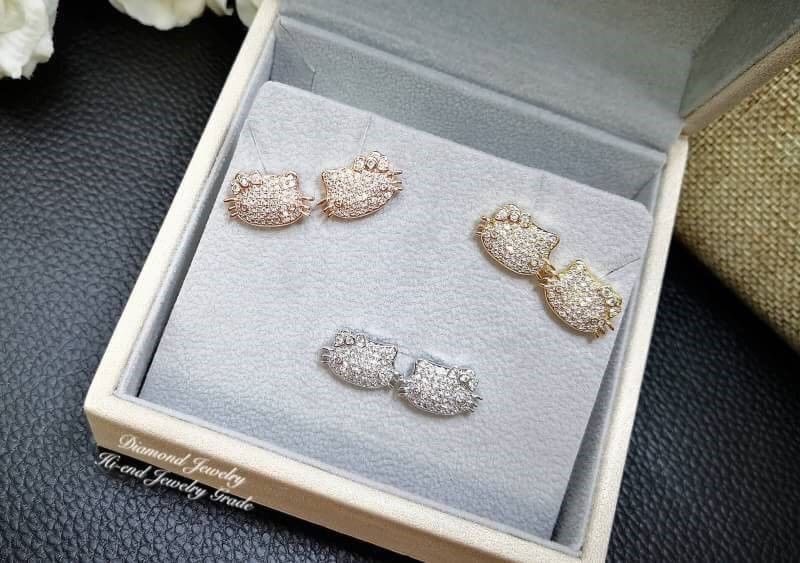 Must Have Item!!! เซตต่างหู+สร้อยคอ งานเพชร CZ แท้ค่ะ ดีไซน์คิตตี้เพชรวิ้งวาววับสวยหรู น่ารักมากกกกกกกก งานรุ่นนี้การันตีความสวย น่ารักเลยนะคะ งานหวานๆแบบนี้ขอยกให้เป็น Must Have Item เลยคะ เพชรวิ้ง เพชรเยอะ เพชรละเอียดม้ากกกกจ้าา