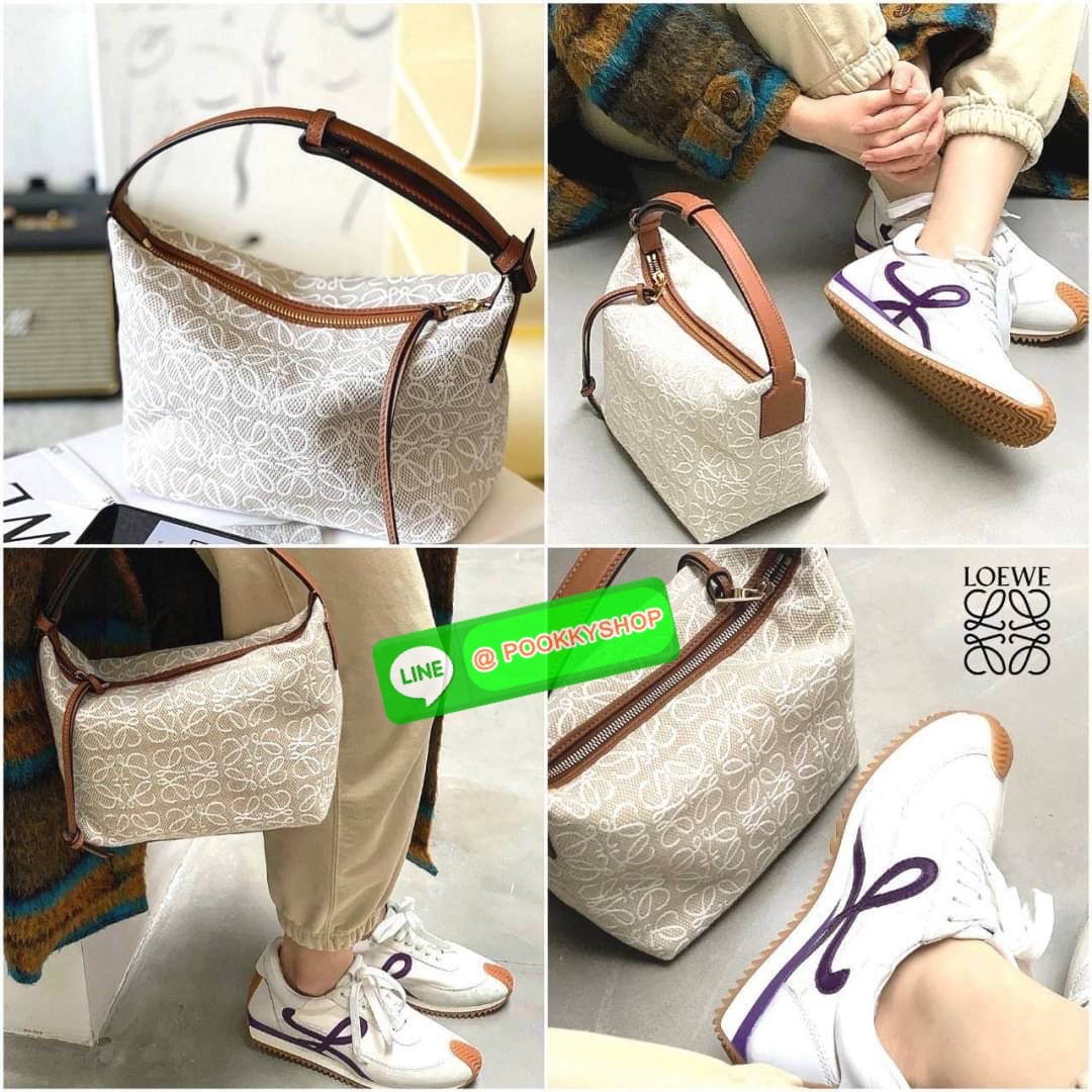 ✴️Must Have!✴️ นาทีนี้ต้อง NEW! LOEWE ANAGRAM SHOULDER BAG VIP GIFT WITH PURCHASE (GWP) กระเป๋าถือหรือสะพายพรีเมี่ยมกิ๊ฟ Limited จาก LOEWE PERFUME DUTYFREE COUNTER รุ่นใหม่วัสดุ Anagram Canvas Jacquard Fabric ผสมผสานกับหนังแท้ Calfskin ลงตัว