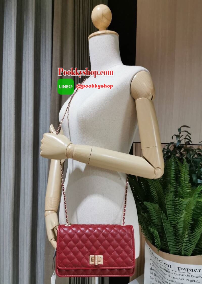 พร้อมส่ง! BEST SELLER! CHARLES & KIETH MINI CLUTCH BAG กระเป๋าสะพายทรงคลัชรุ่นยอดนิยมดีไซน์คลาสสิควัสดุหนังนิ่มลายตารางสวยอยู่ทรงขนาดมินิสไตล์ Chanel เปิดปิดด้วยตัวล๊อคแบบบิดอะไหล่ทอง ด้านหลังประดับโลโก้แบรนด์สวยดูดี มาพร้อมสายสะพายโซ่ร้อยหนัง Crossbody ไ