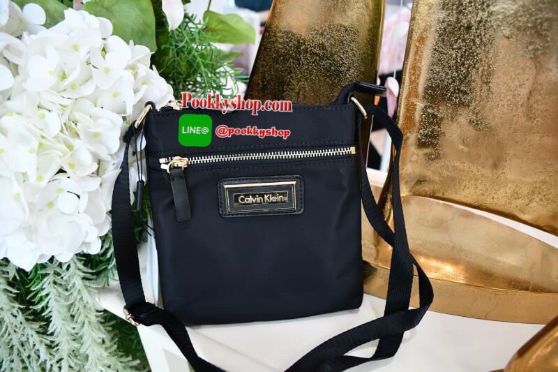 Cavin Klein กระเป๋าถือ วัสดุNylon ด้านหน้ามีโลโก้แบรนด์ มี1ช่องซิปใส่ของได้ ภายในสกรีนโลโก้แบรนด์มีช่องซิปเล็กด้านใน เปิด-ปิดด้วยซิป ใส่ตังต์ ใส่โทรศัพท์ เท่ห์ๆไปเลยค่า