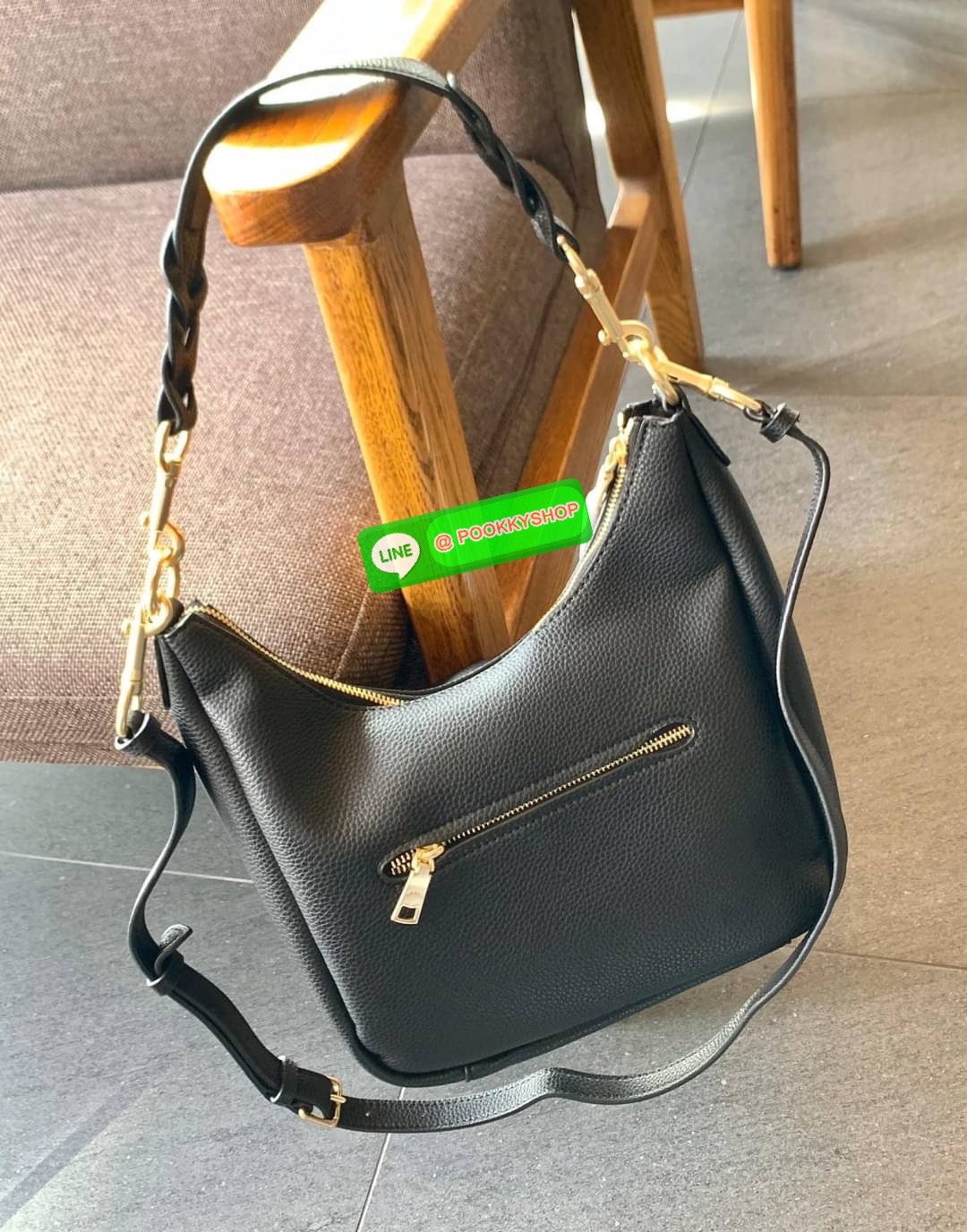 COACH JULES HOBO BAG ((C9189//9190)) 🌍พร้อมส่งที่ไทย! ต้องบอกก่อนว่าหนังรุ่นนี้อย่างดี นิ่มมากๆ สัมผัสแล้วรู้สึกละมุน กับกระเป๋าใบใหญ่ ทรงสวย เปิดปิดกระเป๋าแบบซิปมีหนังห้อยเพิ่มความเก๋ตรงหัวซิปค่ะ ภายในกระเป๋ากว้างมาก ใส่สัมภาระได้ครบครัน หายห่วงเ