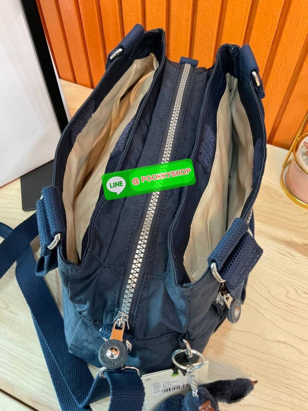 Kipling Damen Orelie Henkeltasche รุ่น K15257 กระเป๋าถือ/สะพาย Crossbody ขนาดกำลังดี หูกระเป๋ายาวสามารถคล้องบ่าได้ วัสดุpolymode100% ผ้ากันน้ำ กระเป๋ามีน้ำหนักเบา มีช่องซิป ด้านหน้า และ ด้านหลัง ภายในแบ่งเป็น 3 ช่องหลักใช้งาน ช่องซิปกลางแยกเป็นสัดส่วน จุข