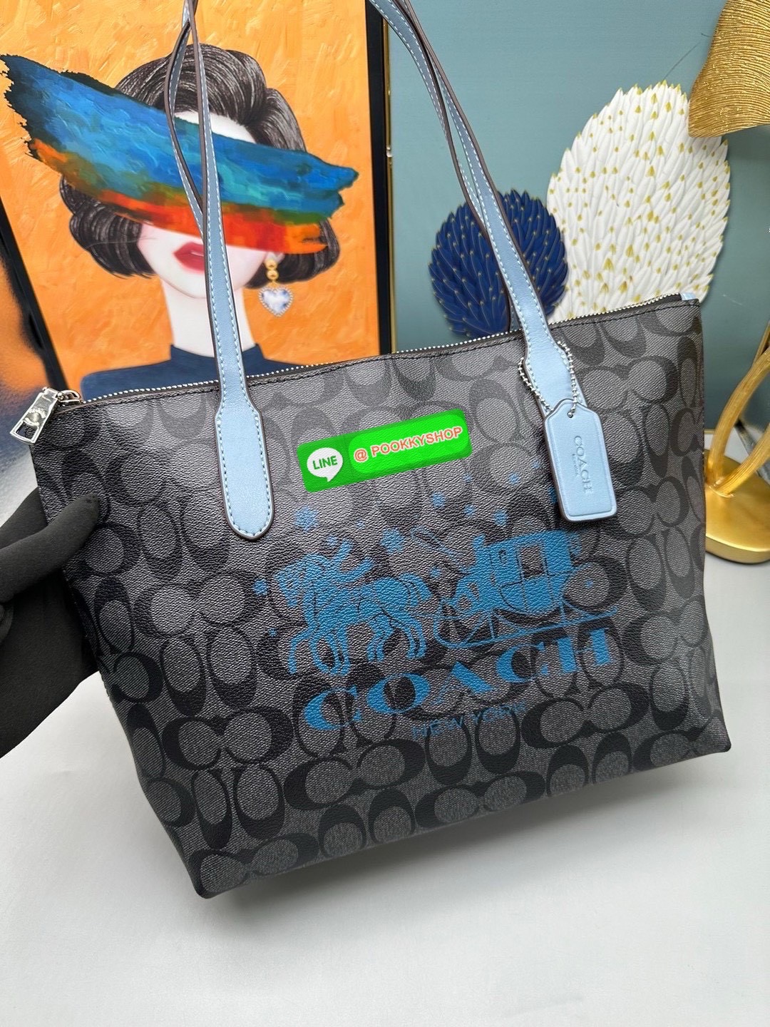 COACH CN626 – City Tote With Horse & Carriage Logo • กระเป๋าทรง Tote รุ่นยอดนิยม จุของได้เยอะ ใช้งานง่าย • วัสดุ Signature Coated Canvas • ด้านหน้าพิมพ์โลโก้ Horse & Carriage ขนาดใหญ่ สีสดใส เพิ่มลูกเล่นโดดเด่น