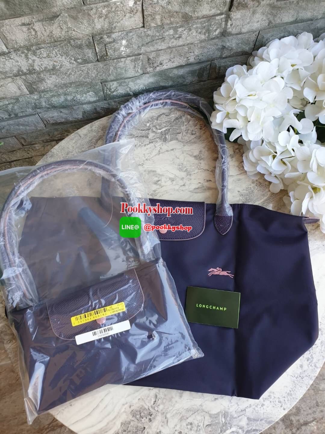 Longchamp Le Pliage Club Tote Bag Size L หูยาว วัสดุเนื้อผ้า Nylon Canvas เคลือบกันนำ้ ตัดด้วยหนังแท้ที่มีน้ำหนักเบา ดีไซน์เรียบง่ายแต่เต็มไปด้วยความคลาสสิก จนเป็นที่ชื่นชอบไปทั่วโลก Longchamp ปรับโฉม LE PLIAGE ด้วยการปักลายรูปม้า-ตราสัญลักษณ์ของแบรนด์บนผ
