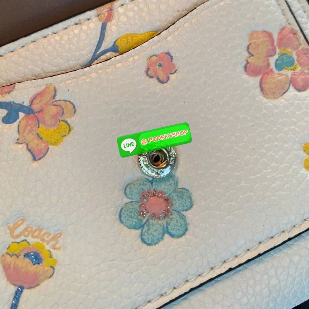 COACH 2620 WYN SMALL WALLET WITH WATERCOLOR FLORAL PRINT กระเป๋าสตางค์ใบสั้น พับสองตอน ตกแตงด้วยลายดอกไม้สุดน่ารักทั้งใบ ด้านหน้าตกแต่งต้วยโลโก้ C ตัวใหญ่โดดเด่น เปิด-ปิดด้วยกระดุม ภายในมีช่องใส่บัตร ช่องใส่ธนบัตร และด้านหลังมีช่องซิปใส่เหรียญ ใบเล็กกระทั