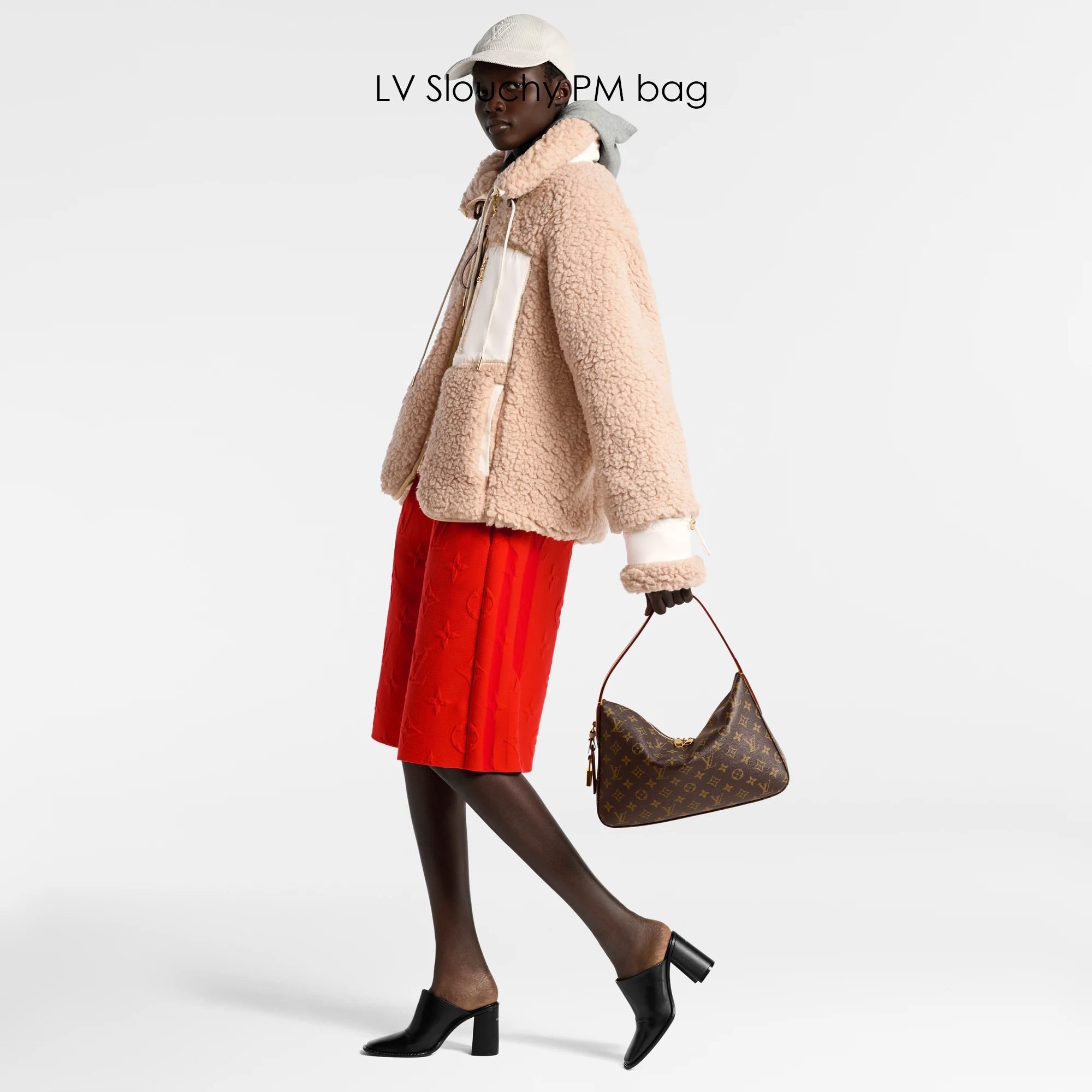 🕊️ พร้อมส่ง | LV Slouchy PM bag กระเป๋าสะพายทรงโฮโบดีไซน์คลาสสิค ใบใหญ่กำลังสวย โดดเด่นด้วยรูปทรงเป็นเอกลักษณ์ ใช้งานได้สะดวกคล่องตัว เหมาะสำหรับพกพาเดินทางและใช้งานได้ทุกวัน ลายโมโนแกรมแคนวาสสุดไอคอนิก เสริมความสง่างามด้วยอะไหล่สีทอง งานจริงสวยมา