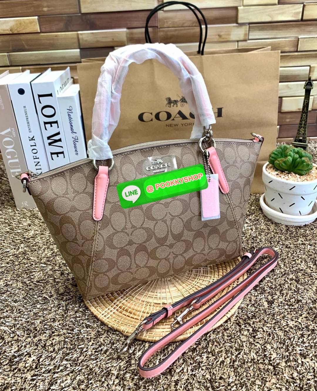 COACH 28989 KELSEY IN SIGNATURE CANVAS SHOULDER BAG กลับมาอีกครั้ง คุณภาพเต็ม100 เหมือนเดิม ไม่หักเลยจ้าา กระเป๋าทรงพัด หิ้วหรือสะพายข้างได้ หนังแท้ลายแคนวาส หนังนิ่มมากๆ สัมผัสแล้วคือใช่เลยจ้าา! เปิด-ปิดกระเป๋าแบบซิป ปากกระเป๋ากว้างหยิบจับสัมภาระง่าย ภาย