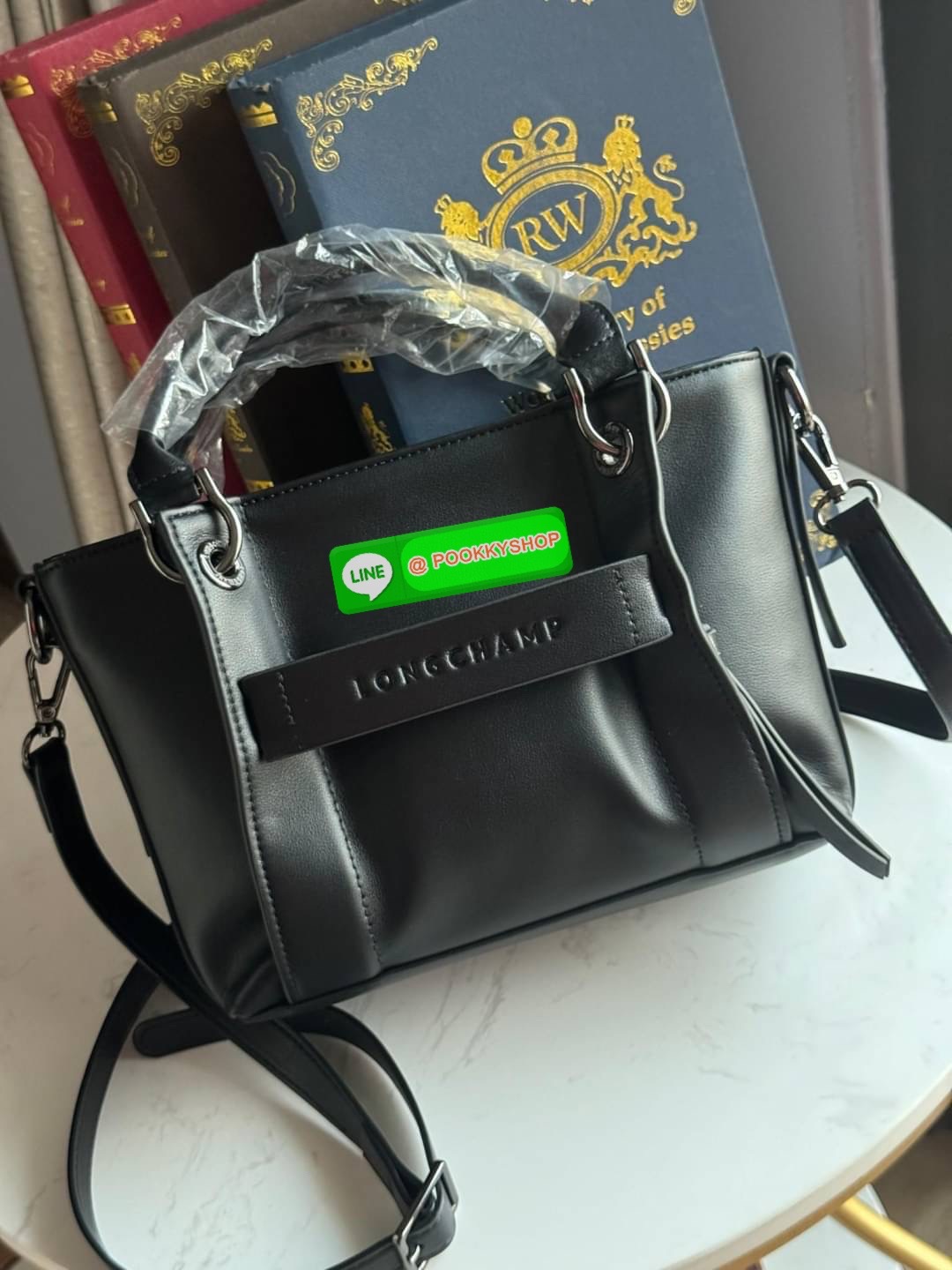 💕LONGCHAMP 3D S HANDBAG กระเป๋าใบนี้สามารถเป็นแบบ cross-body ได้ด้วยสายสะพายไหล่แบบปรับ และยังสามารถถอดออกได้ เมื่อต้องการเป็น Handbag กระเป๋า LONGCHAMP 3D เป็นส่วนหนึ่งของเทรนด์ปัจจุบันด้วยสไตล์สากลที่ทันสมัย ปรับให้เข้ากับวันหยุดสุดสัปดาห์ทําให้