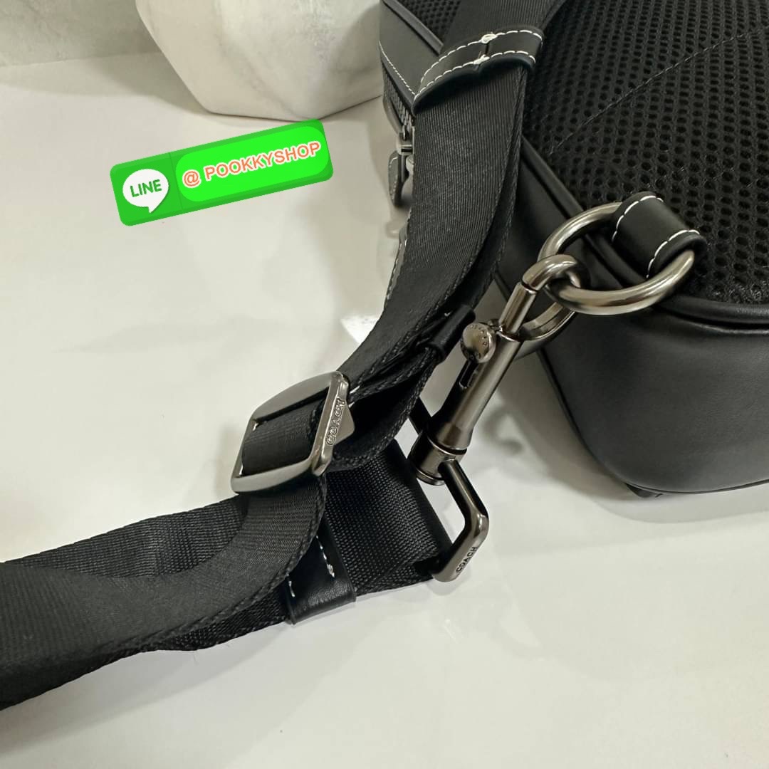 COACH DISNEY X COACH TRACK PACK IN SIGNATURE CANVAS WITH PATCHES (COACH CC113) กระเป๋าสะพายไหล่ และคาดอก ดีไซต์ทันสมัย สุดเท่ห์โดดเด่น ด้วยลวดลายตัวละครดิสนี่ย์ วัสดุหนังแคนวาสตัดขอบหนังแท้ เปิด-ปิดด้วยซิป ภายในกว้าง มีช่องเล็กๆหลายช่อง มีสายล็อคด้านหน้า