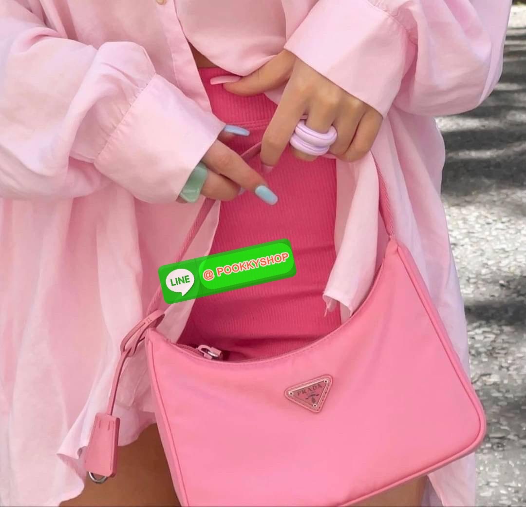 รุ่นใหม่แนะนำ!! รุ่นขายดีในตำนานค่ะ กับงานพรีเมี่ยมกิ้ฟท์ PRADA NYLON HANDBAGS ขนาดกะทัดรัด #อะไหล่เงิน วัสดุทำจากผ้าNylon อย่างหนา อยู่ทรง กันน้ำได้ หายห่วงคะ ด้านหน้ามีโลโก้แบรนด์ เปิดปิดด้วยซิป มาพร้อมสายผ้า ไม่สามารถถอดได้ ภายในบุผ้าลายPrada และป้ายโล