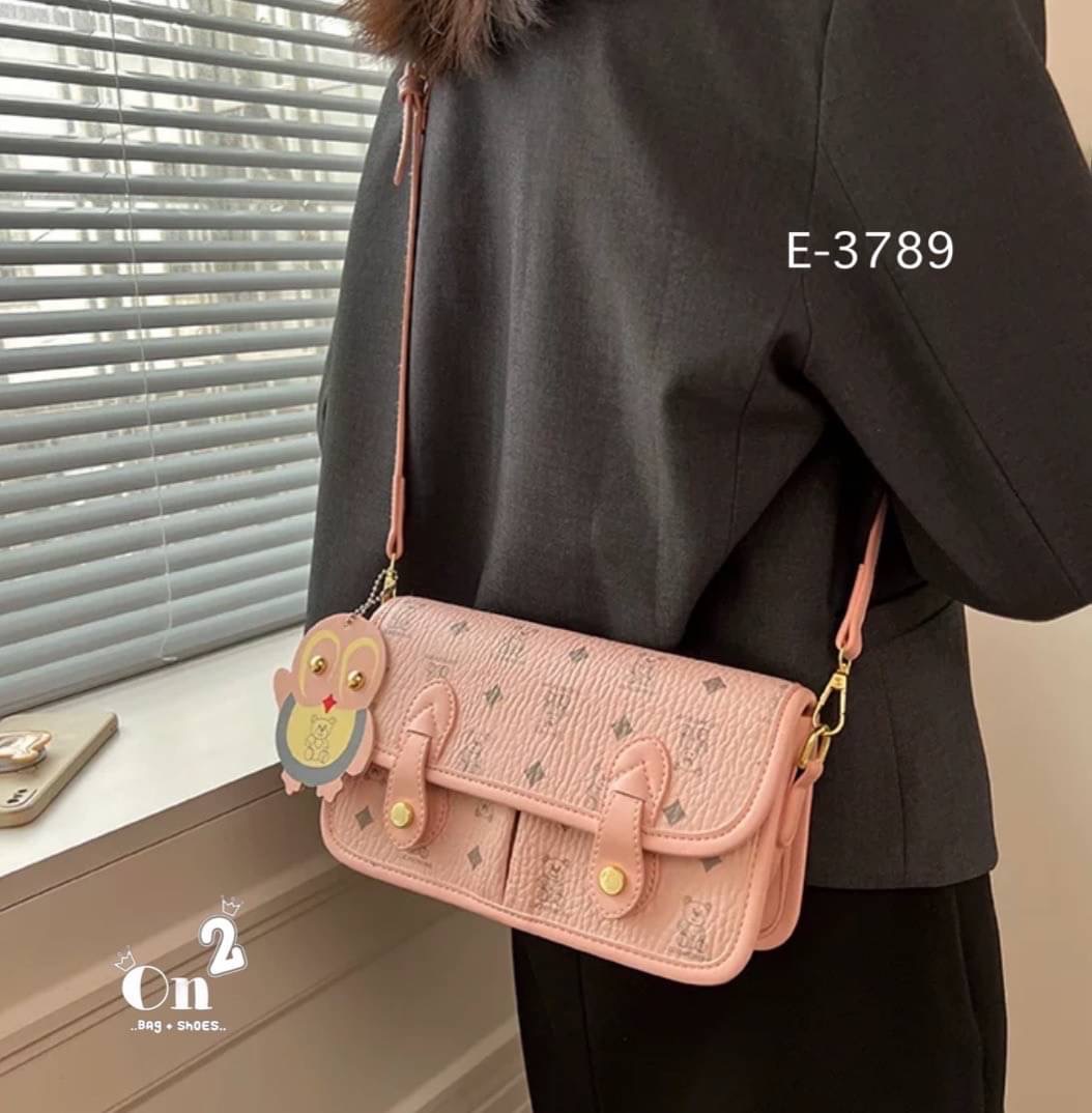 กระเป๋าสะพายข้างทรงแมสเซนเจอร์ เปิดหน้าอะไหล่ทอง มาพร้อมพวงกุญแจ+สายสะพายยาว พร้อมส่ง 3สีค่ะ