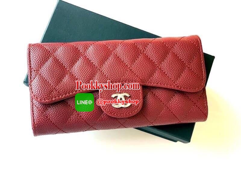 มาพร้อม ถุงผ้า กล่อง และ ถุงกระดาษ Chanel หนังคาเวียร์ สวยอยู่ทรงด้านหน้าประดับโลโก้แบรนด์สวยน่าใช้ เป็นกระเป๋าทรงยาวสามพับ ดูดีมีระดับใช้ได้ทุกโอกาส มีช่องใส่เยอะใธนบัตร2ช่องใส่บัตร12ช่อง และช่องซิปในอีก 1 ช่อง ปิดด้วยกระดุมแม่เหล็ก