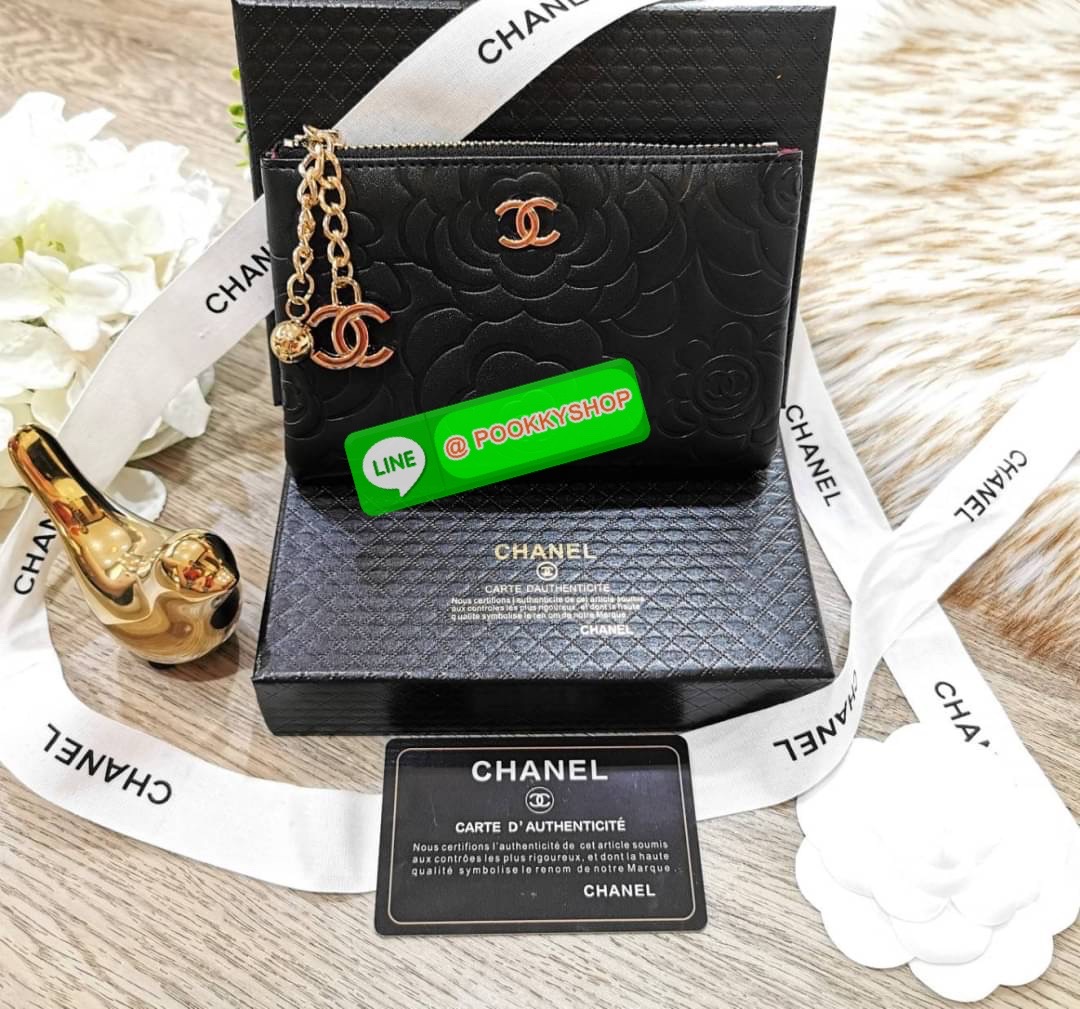 Don't Miss! New Arrival! Chanel Clutch Bag VIP Gift With Purchase (GWP) จาก Chanel Cosmetic Counter วัสดุหนังเรียบลายดอก Camellia สวยหรูเปิดปิดด้วยซิปสะดวกใช้ ด้านหน้าประดับโลโก้แบรนด์อะไหล่ทอง ภายในมีโลโก้ เเถบ Not for sale มีช่องใส่บัตรหลายช่องสามา