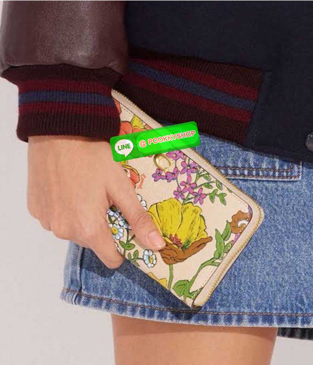 🔆 Model COACH CJ373 LONG ZIP AROUND WALLET WITH FLORAL PRINT 🔆 Details กระเป๋าสตางค์ใบยาว คอลเลคชั่นใหม่ กับดีไซน์ใหม่ ลวดลายดอกไม้สดใสรอบใบโดดเด่น สะดวกใช้งานและขนาดกำลังเหมาะมือมากๆ รูดใช้งานด้วยซิปรอบใบ ภายในแบ่งสัดส่วนไว้อย่างดี มีทั้ง