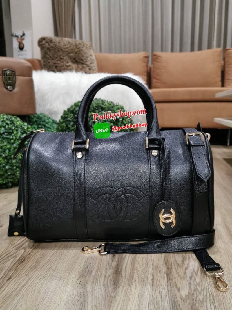 NEW! CHANEL CAVIAR LARGE HANDBAG VIP GIFT WITH PURVHASE กระเป๋าเดินทางใบใหญ่รุ่น Limited Edition - GWP พรีเมี่ยมกิ๊ฟของเเท้จาก Chanel Counter หนังคาเวียร์เนื้อหนาสีดำขึ้นลายสวยหรูอยู่ทรง ด้านหน้ามีโลโก้แบรนด์ เปิดปิดด้วยซิปสะดวกใช้ ประดับTAG โลโก้แบรนด์อะ