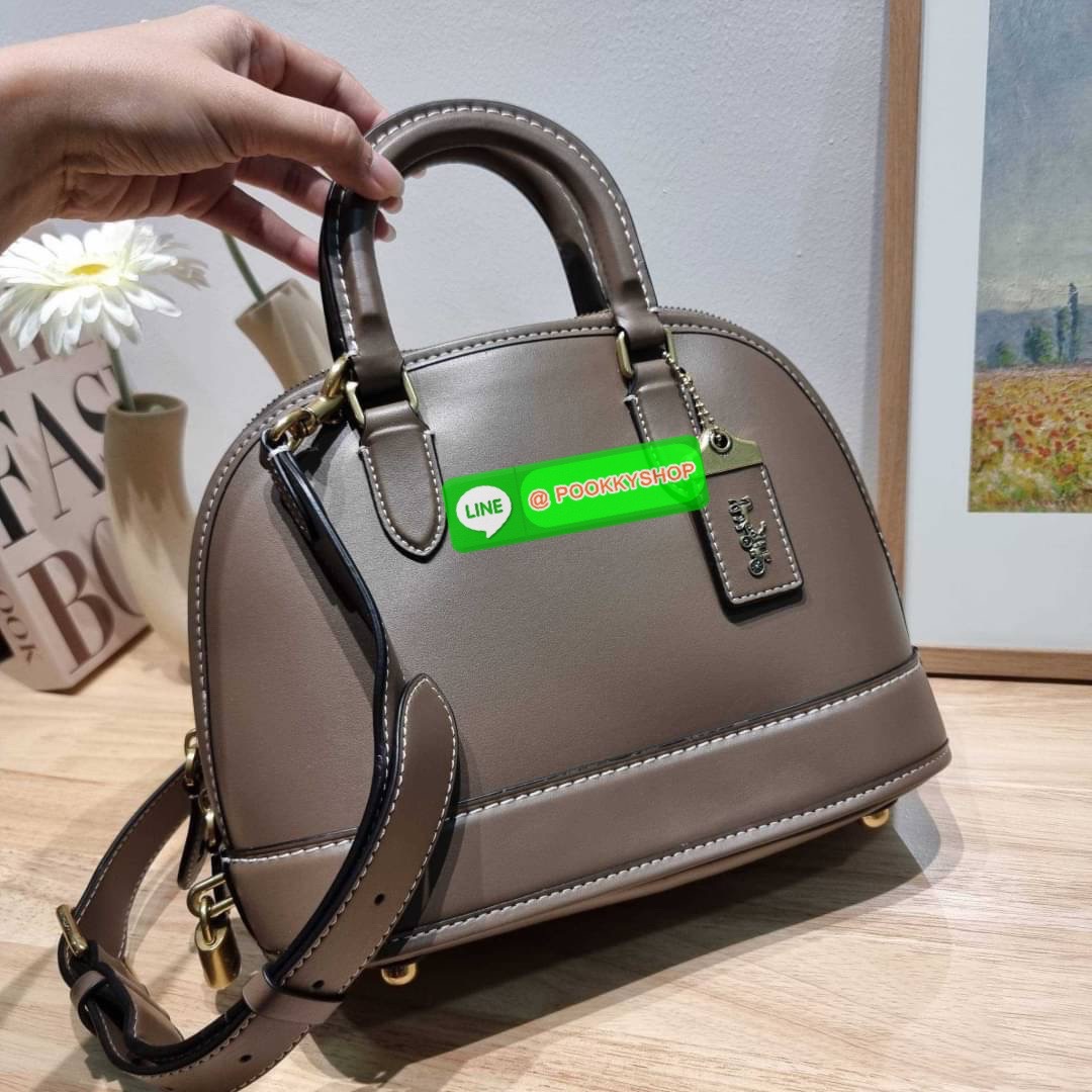 COACH CC411 REVEL BAG ใหม่ล่าสุด พร้อมสวยก่อนใคร กับกระเป๋าทรงโดมรุ่นใหม่ ที่สาวๆอดใจไม่ไหวแน่นอน สวยครบเครื่อง เกินต้านที่สุด รูปทรงคลาสสิค วัสดุหนังแท้เต็มใบ มือจับในตัว เลิศๆกับกุญแจที่ล็อคกันขโมยได้ เปิด-ปิดด้วยซิป ภายในโล่งกว้าง มีสายสะพายครอสบอดี้มา