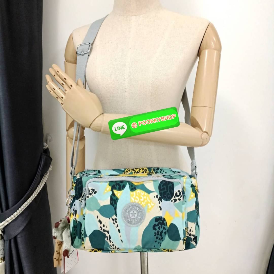 KIPLING RETH CROSSBODY BAG ซับในตาราง วัสดุ Nylon+polyester กระเป๋าสะพายข้างหรือ สะพาย Crossbody ได้ ช่องหน้าเปิด-ปิด ด้วยซิป พร้อมช่องแยกบ่อยด้านข้าง ช่องหลัก 2 ช่อง ด้านในโล่งกว้าง สามารถจุสัมภาระได้เยอะ พร้อมช่องซิปหลัง สายสะพายปรับระดับสั้น-ยาว ได้ fr