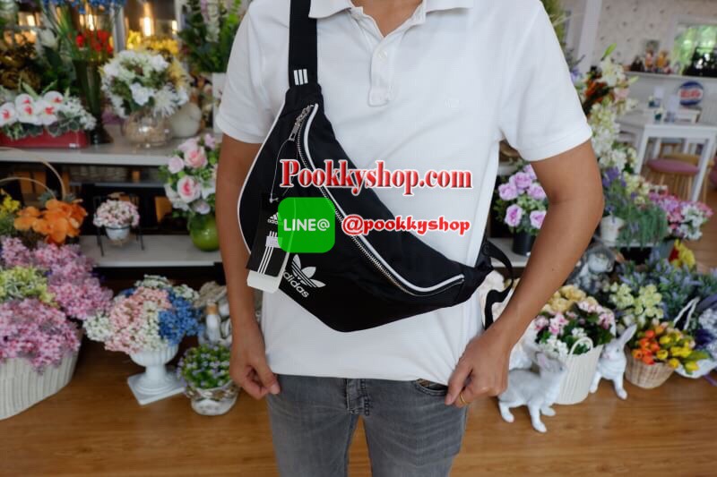 ADIDAS ORIGINALS ADICOLOR WAIST BAG Best seller! **ดาราเซเลปใช้กันเพียบ ช้าอดหมดก่อนนาจา กระเป๋าคาดอก/คาดเอวสุดชิค ดีไซน์เรียบง่าย แต่สะพายแล้วเท่ห์ คลาสสิคสุดๆ อะไหล่เงิน เปิด-ปิด ด้วยซิป ภายในกว้าง ใส่กระเป๋าสตางค์ยาวได้ และของจุกจิกได้ พอประมาณ มีช่องซ