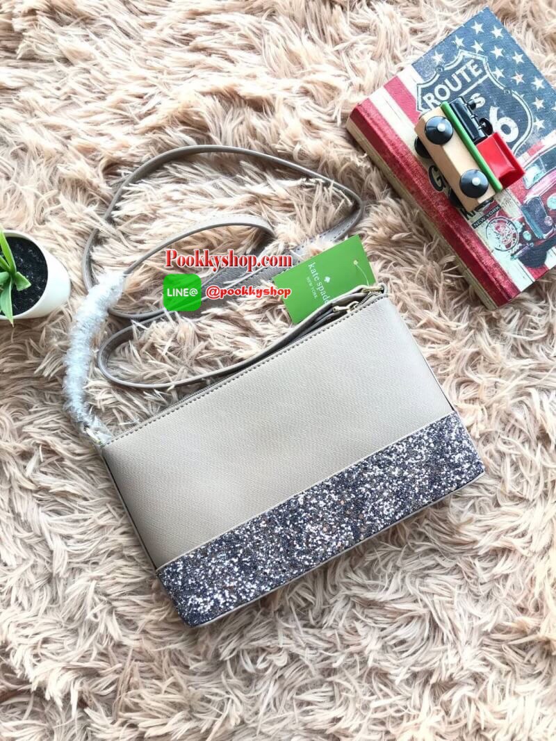 Kate Spade New York Greta Court Ramey Gritter Crossbody Bag กระเป๋าสะพายที่มีดีเทลเป็นกริชเตอร์วิ้งที่ก้นกระเป๋า ด้านบนหนังsaffiano เปิดปิดด้วยซิปเดียวด้านบน ภายในใส่กระเป๋าสตางค์ยาว มินิไอแพคได้ สายสะพายยาว118cmปรับไม่ได้ ขนาดกำลังดีสวยน่าใช้เลยคร้า!!