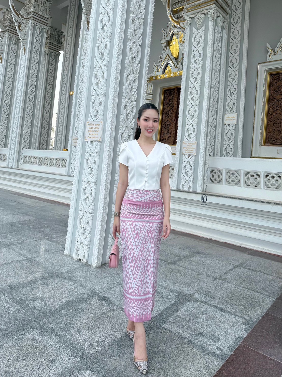 ชุดเซทแฟชั่น ชุดไทยสองชิ้นผ้าถุงเป็นผ้าพิมพ์ลายเกรดพรีเมี่ยม มีด้วยกันสองสีนะคะ สีฟ้าและสีชมพู