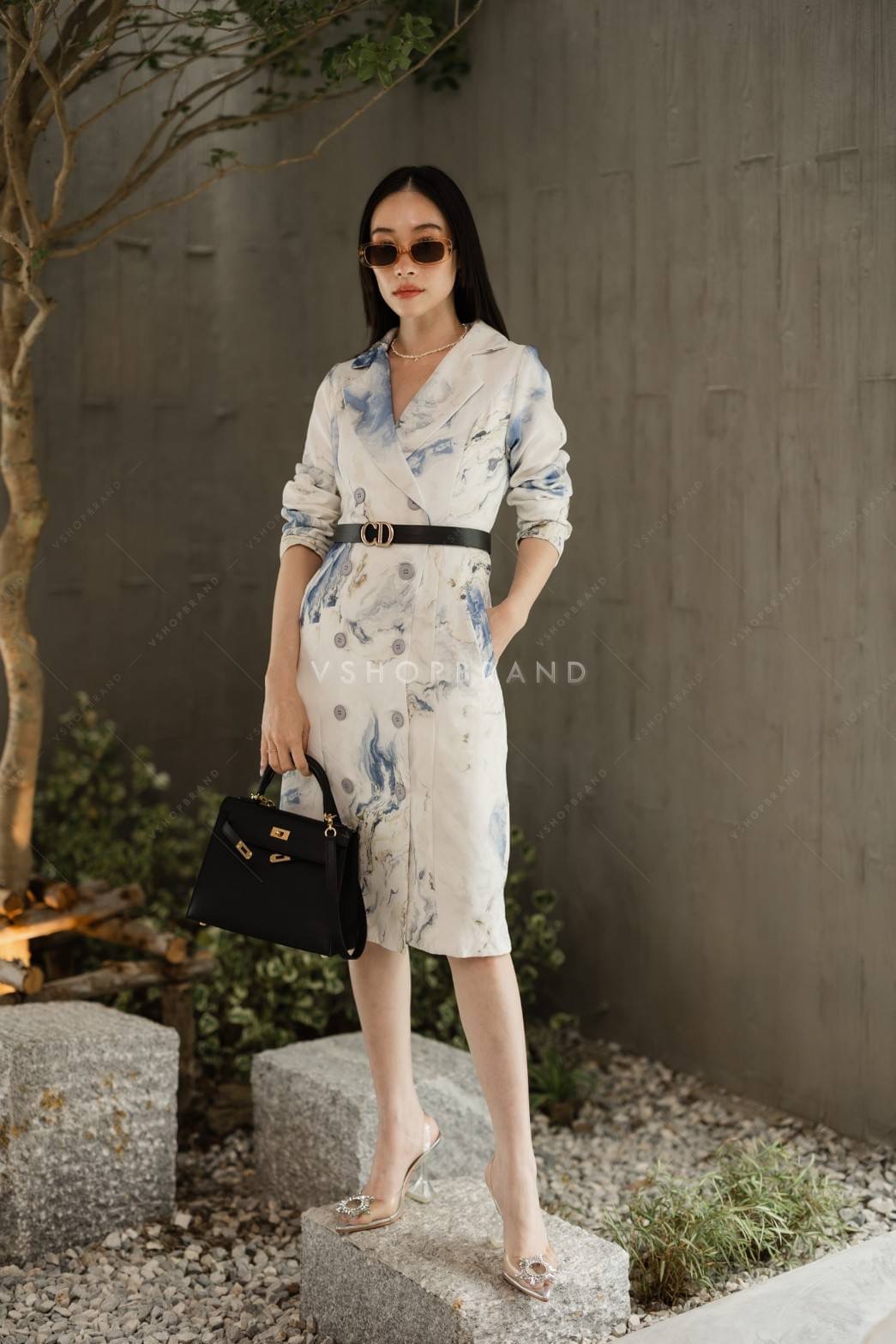 เดรสทรงสูทกระดุมคู่ พิมพ์ลวดลายหินอ่อน แต่งกระเป๋าข้าง มาพร้อมเข็มขัด CD ใส่แล้วเข้ารูป เก็บสรีระสวย ทางแบรนด์เลือกผ้าอย่างดีในการตัดชุด เย็บติดซับใน ใส่แล้วเรียบหรูดูผู้ดีมากค่ะ