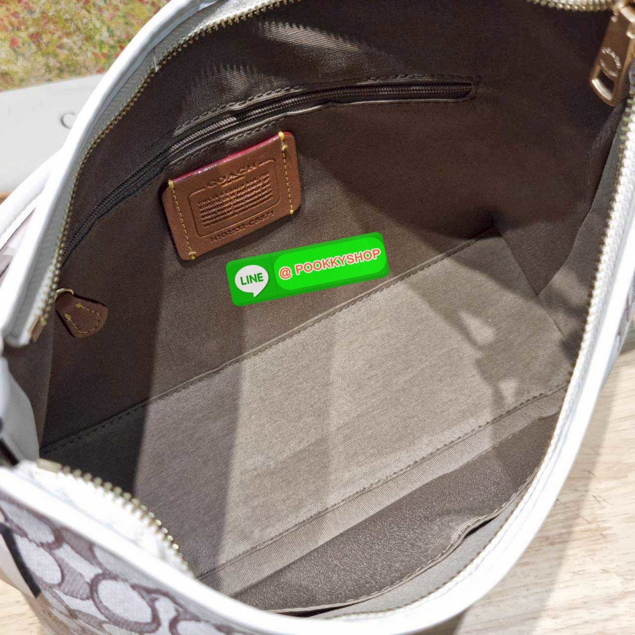 Coach CBS71 Laurel Signature shoulder bag มาใหม่เลย! กับกระเป๋าสะพายทรงยอดฮิต ในโทนสีน่ารักสุดจะคิวท์ มีให้ทั้งสายคล้องไหล่ และสายสะพายข้าง ใช้แมทช์ได้กับทุกลุคทุกสไตล์ ภายในเป็นช่องโล่ง มีซิปและช่องย่อย จุของได้เยอะกว่าที่เห็นมากๆ