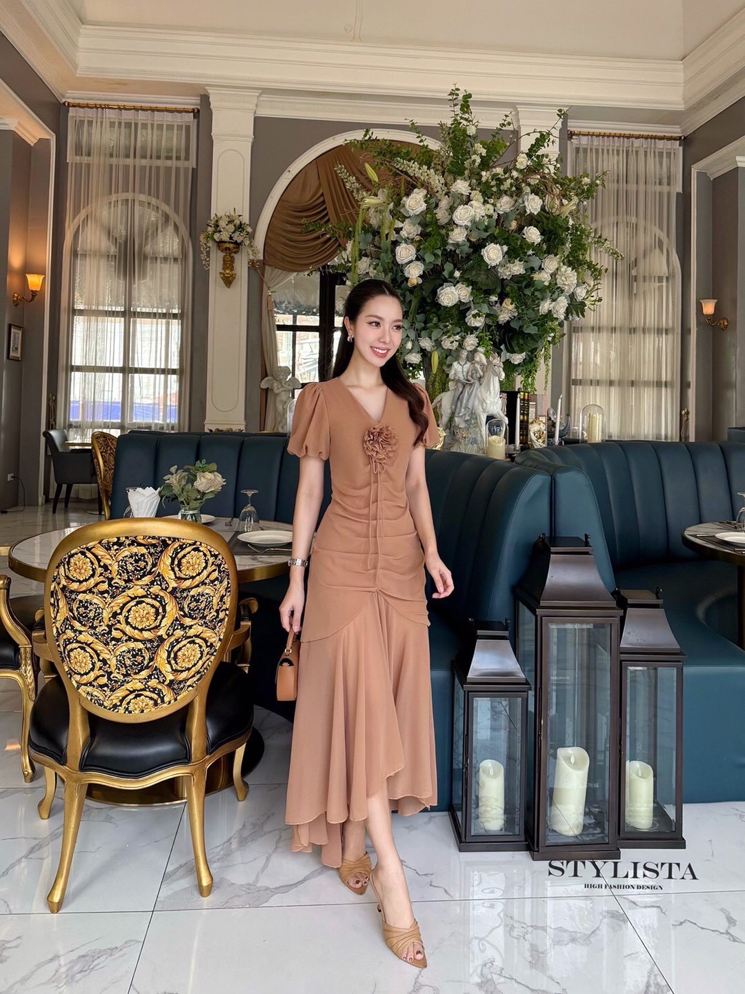 เดรสแฟชั่น Mocha Blossom Dress – เดรสชีฟองผูกอก สีมอคค่านุ่มละมุน