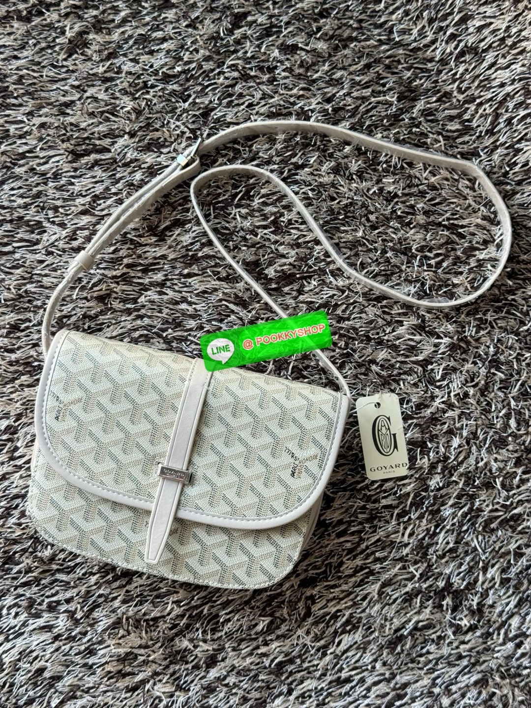 Goyard belvedere pm แบรนด์ดังจากฝรั่งเศส เรัยบหรูแต่ดูสง่า สะดุดตาด้วยลายเฉพาะตัว วัสดุที่นำมาตัดเย็บกระเป๋าเป็นวัสดุผ้าใบ Canvas ที่มีชื่อเรียกว่า “Goyardine” ซึ่งเป็นผ้าใบที่เป็นการผสมผสานระหว่างผ้าฝ้าย (Cotton), ผ้าลินิน (Linen) และ ผ้าป่าน (Hemp) ทำกา