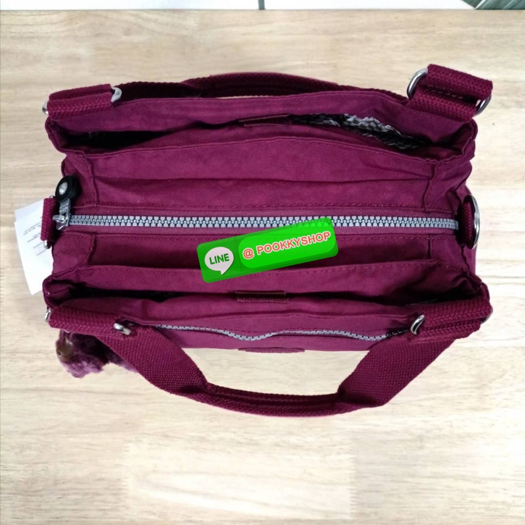 KIPLING ELISE HANDBAG กระเป๋าถือและสะพายไหล่ วัสดุ Nylon +Polyester ขนาดกำลังพอดี จุของได้มาก มีหูจับสองสาย ถือสะดวก น้ำหนักเบา มีช่องซิป ด้านหน้า ช่อง กระเป๋าหลักเปิด-ปิดด้วยซิป มี3 ช่องว่างใส่ของได้จุมากๆ ใส่มือถือได้ กระเป๋าสตางค์ใบยาว และ เครื่องสำอาง