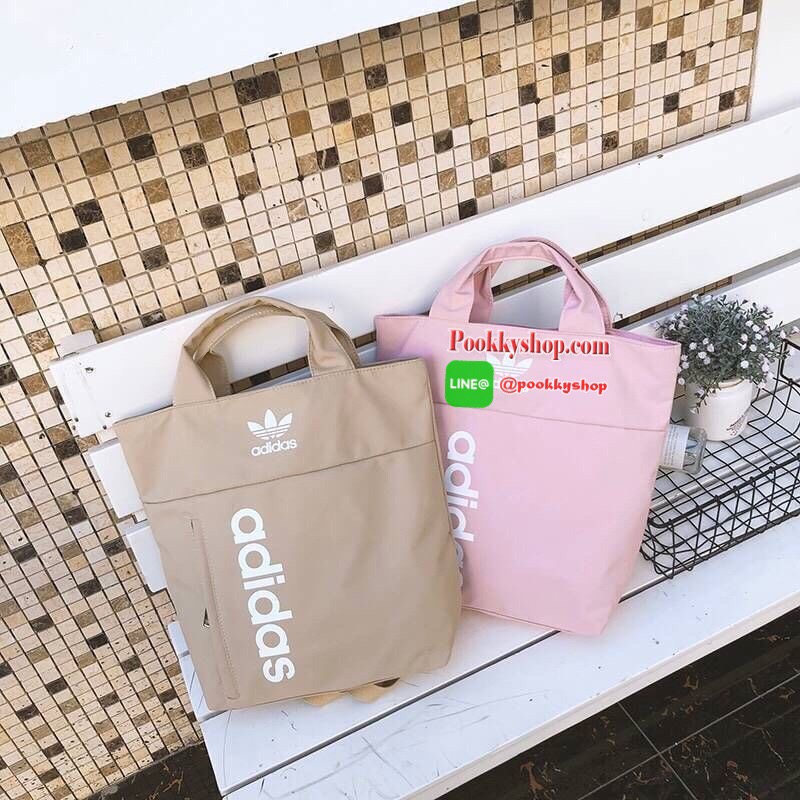 Adidas Handbag & Backpack กระเป๋าเป้ใช้ได้ทั้งชายหญิง ขนาดกำลังดี น้ำหนักเบา ด้านหน้าสกรีนโลโก้แบรนด์ เปิดปิดด้วยซิปสะดวกใช้ หูจับถนัดมือ สายสะพายยาวเลื่อนปรับได้ตามต้องการด้านหน้ามีช่องซิปเก็บของหยิบใช้ง่าย ภายในมีช่องซิปแยกเก็บของ ช่องหลักสามารถใส่ Note