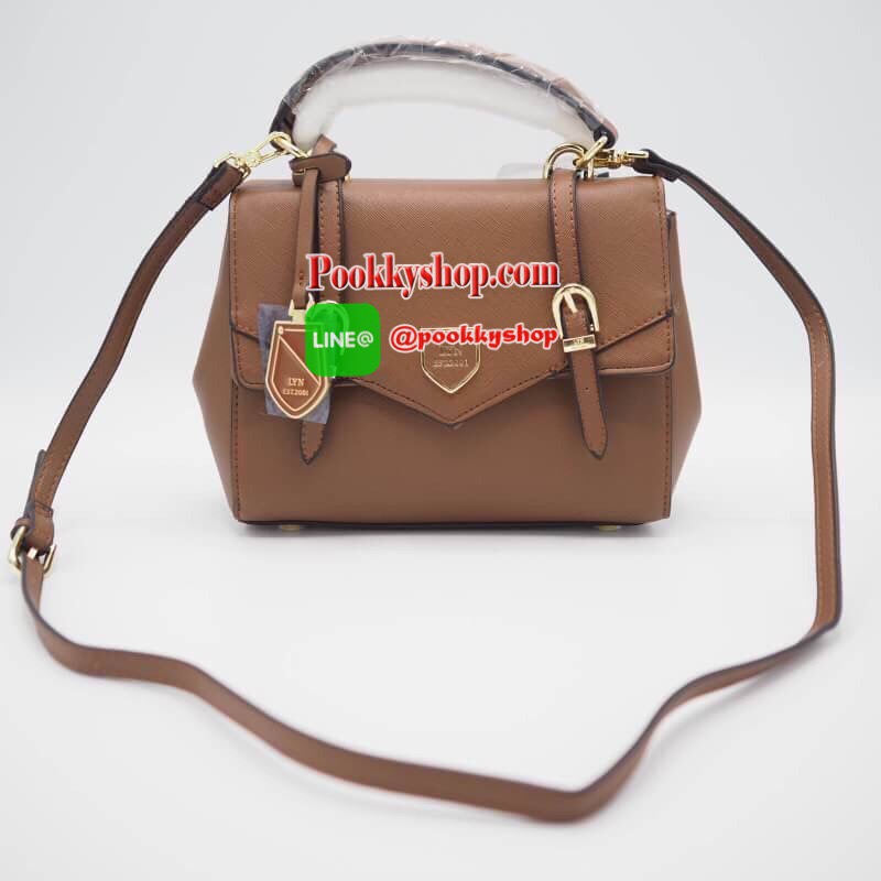 LYN MAXINE XS BAG กระเป๋าถือทรงสวย อยู่ทรงแข็ง ฝากระเป๋าเปิด-ปิดด้วยกระดุมแม่เหล็ก อะไหล่ปั๊มโลโกแบรนด์ ภายในมี 1 ช่องโล่ง ช่องเล็ก 1 ช่องและช่องซิปเล็ก มีหูหิ้วคล้องแขนสะดวก มาพร้อมสายยาวปรับได้ ถอดได้ ใส่ipad mini ได้ จุของได้เยอะ สะพายไปเรียน ทำงาน ดูด